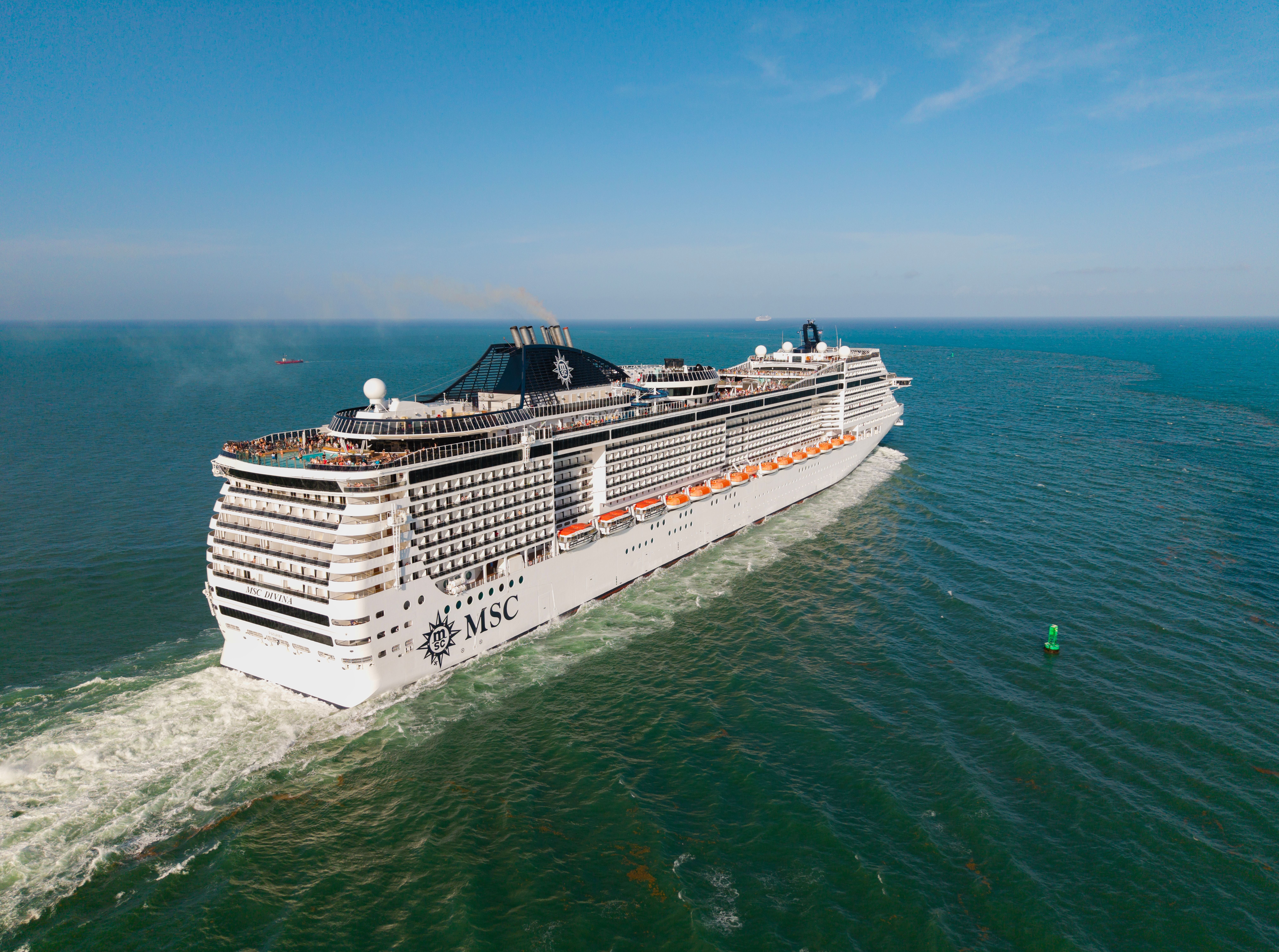 Das Kreuzfahrtschiff MSC Divina fährt auf dem offenen Meer bei sonnigem Wetter.
