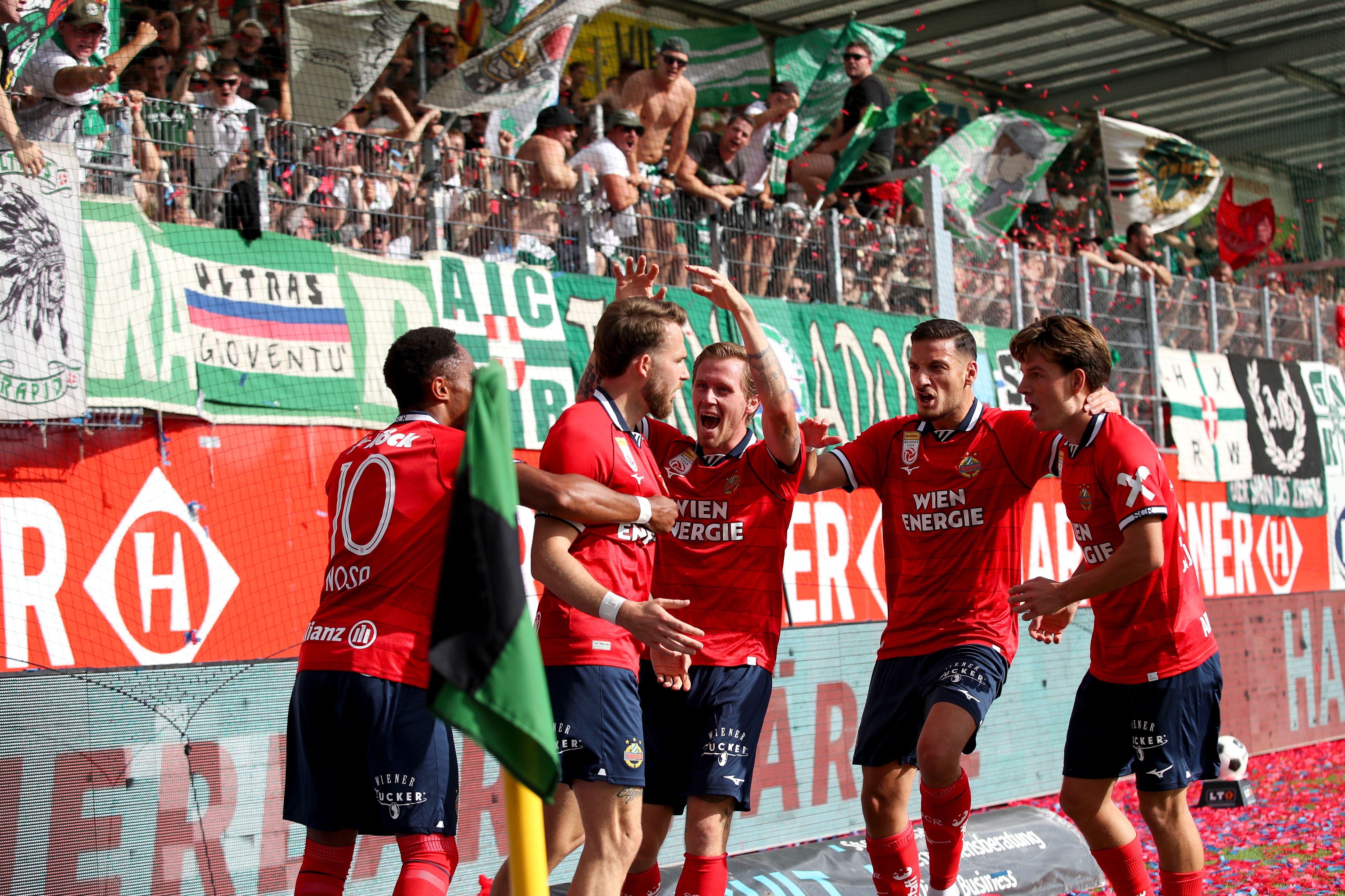 Rapid-Spieler jubeln vor Fans nach einem Tor bei einem Bundesliga-Spiel gegen SV Ried.