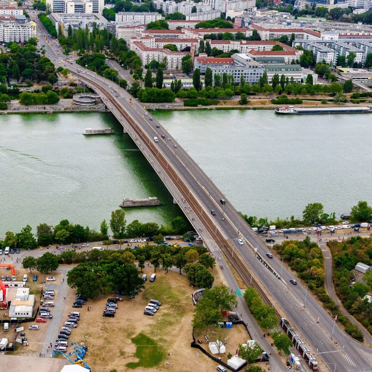 Luftaufnahme der Floridsdorfer Brücke über die Donau mit Autos und Straßenbahn.