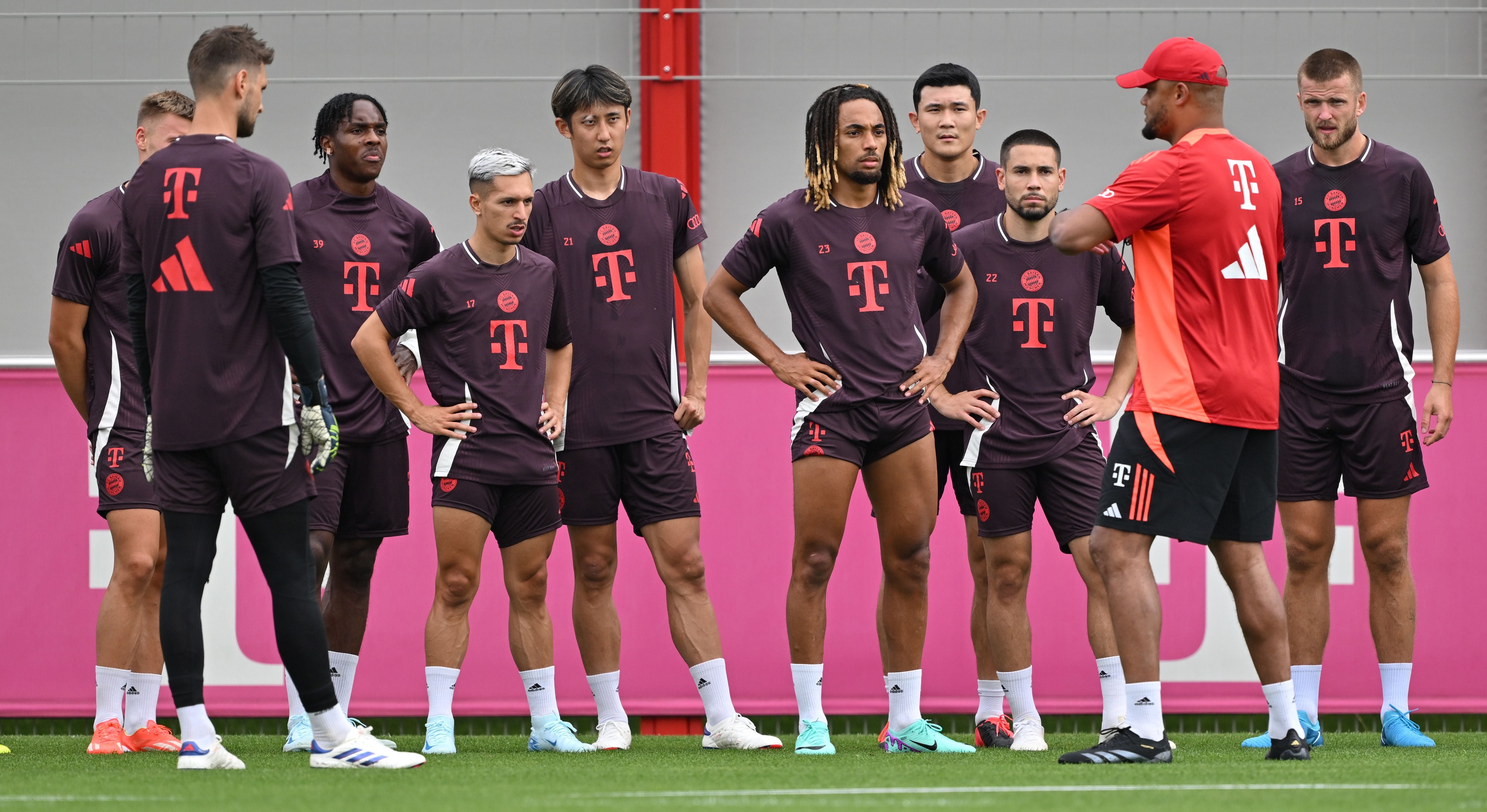 MUNICH, GERMANY - JULY 17: Head coach Vincent Kompany of FC Bayern Muenchen talks to his players Sven Ulreich (l-r), Mathys Tel, Bryan Zaragoza, Hiroki Ito, Sacha Boey, Min-jae Kim, Raphael Guerreiro and Eric Dier during a training session at Saebener Strasse training ground on July 17, 2024 in Munich, Germany. (Photo by Sebastian Widmann/Getty Images)