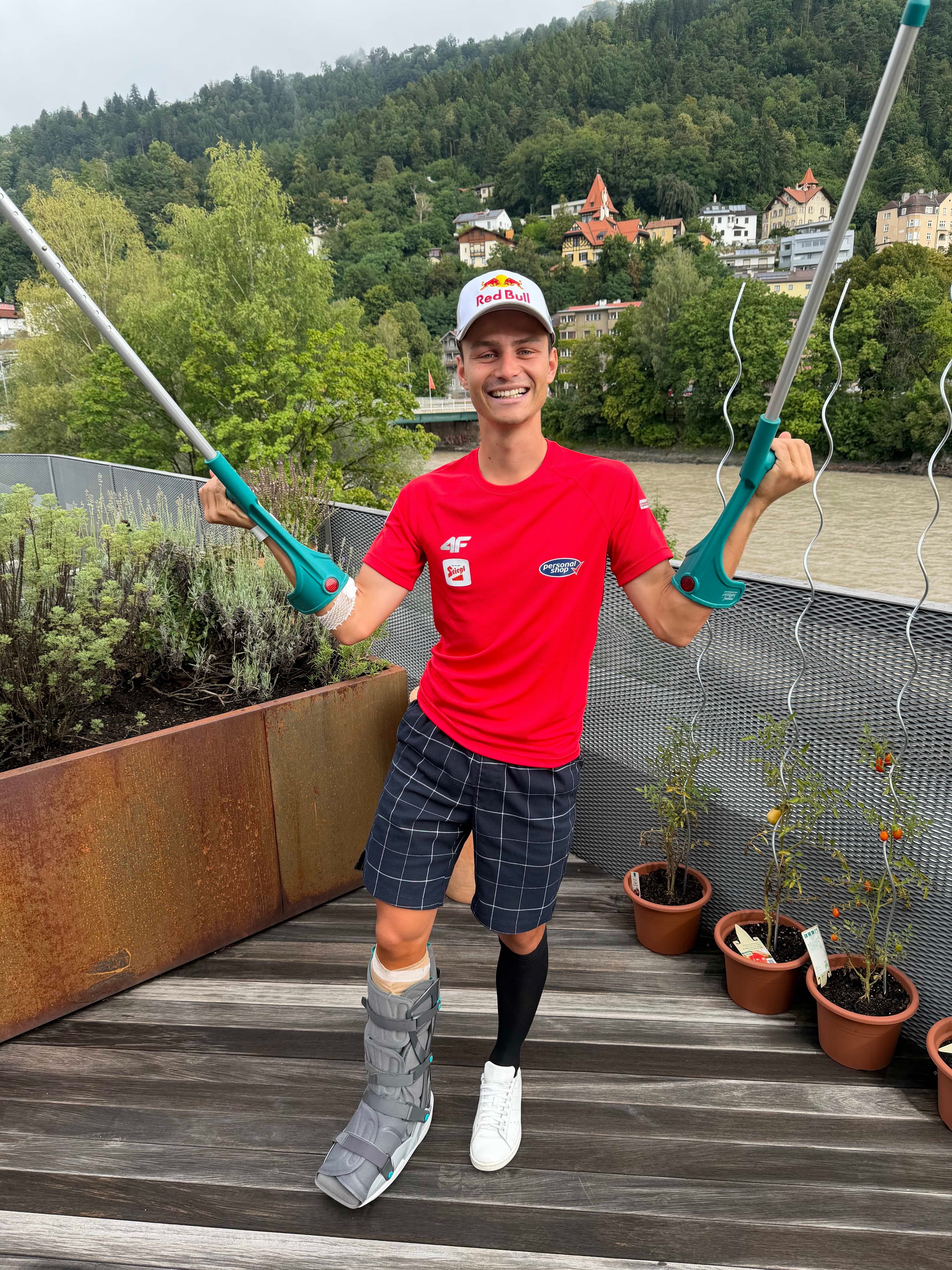Mann mit Krücken.