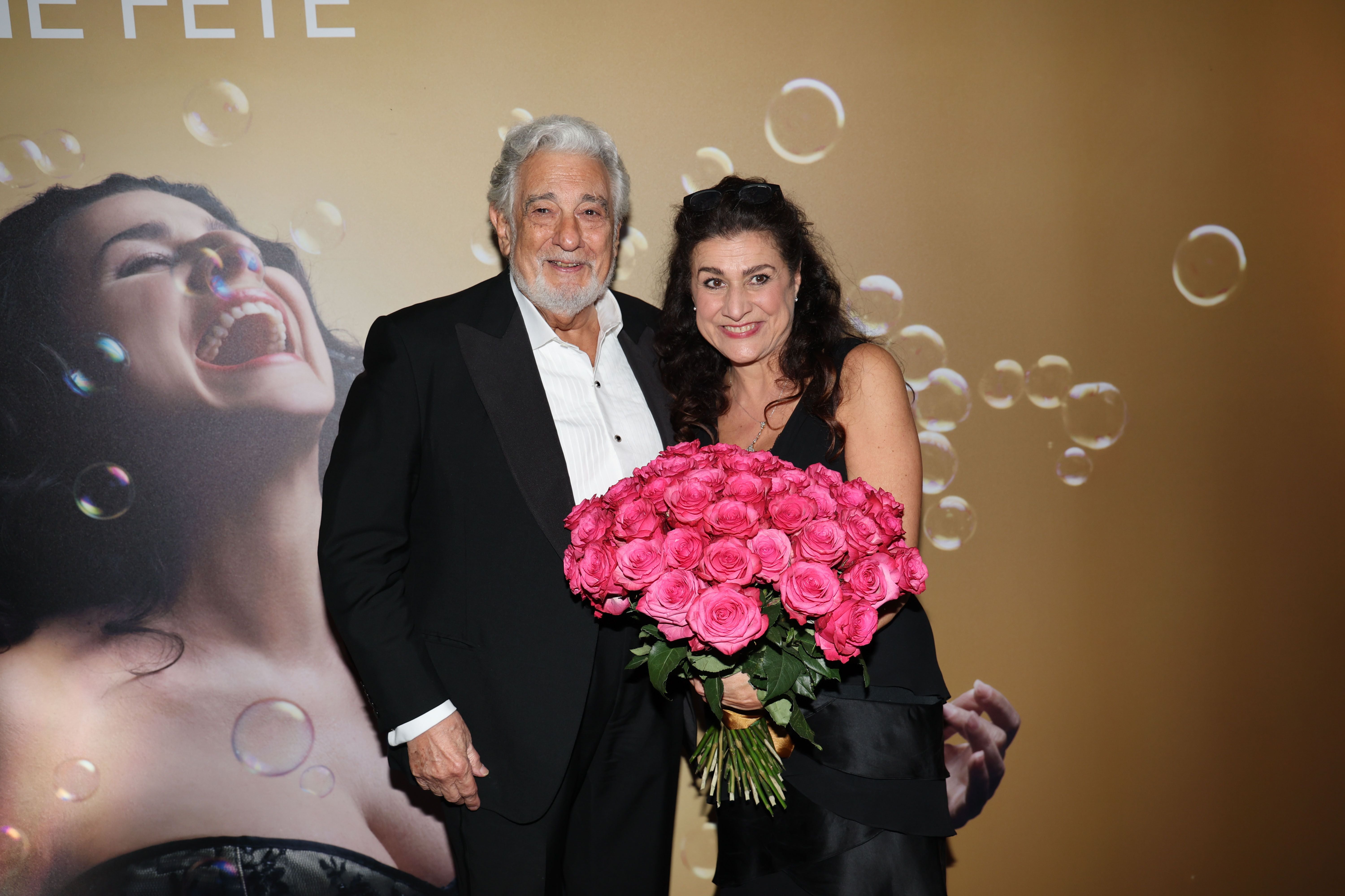 Cecilia Bartoli mit großem Rosenstrauß und Placido Domingo bei einer Gala in Salzburg.
