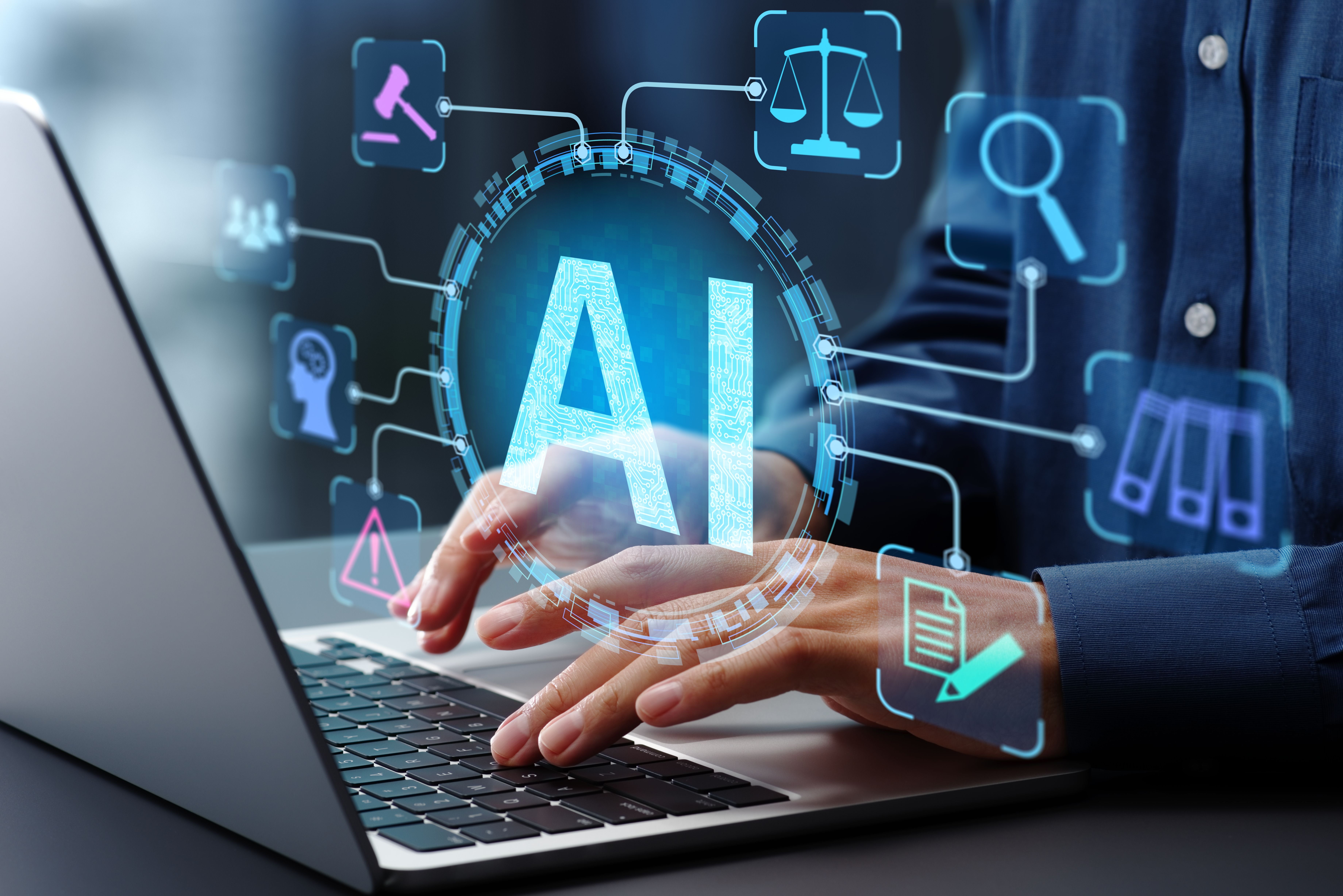 Person tippt auf Laptop, umgeben von digitalen KI-Symbolen und einem leuchtenden "AI"-Schriftzug.