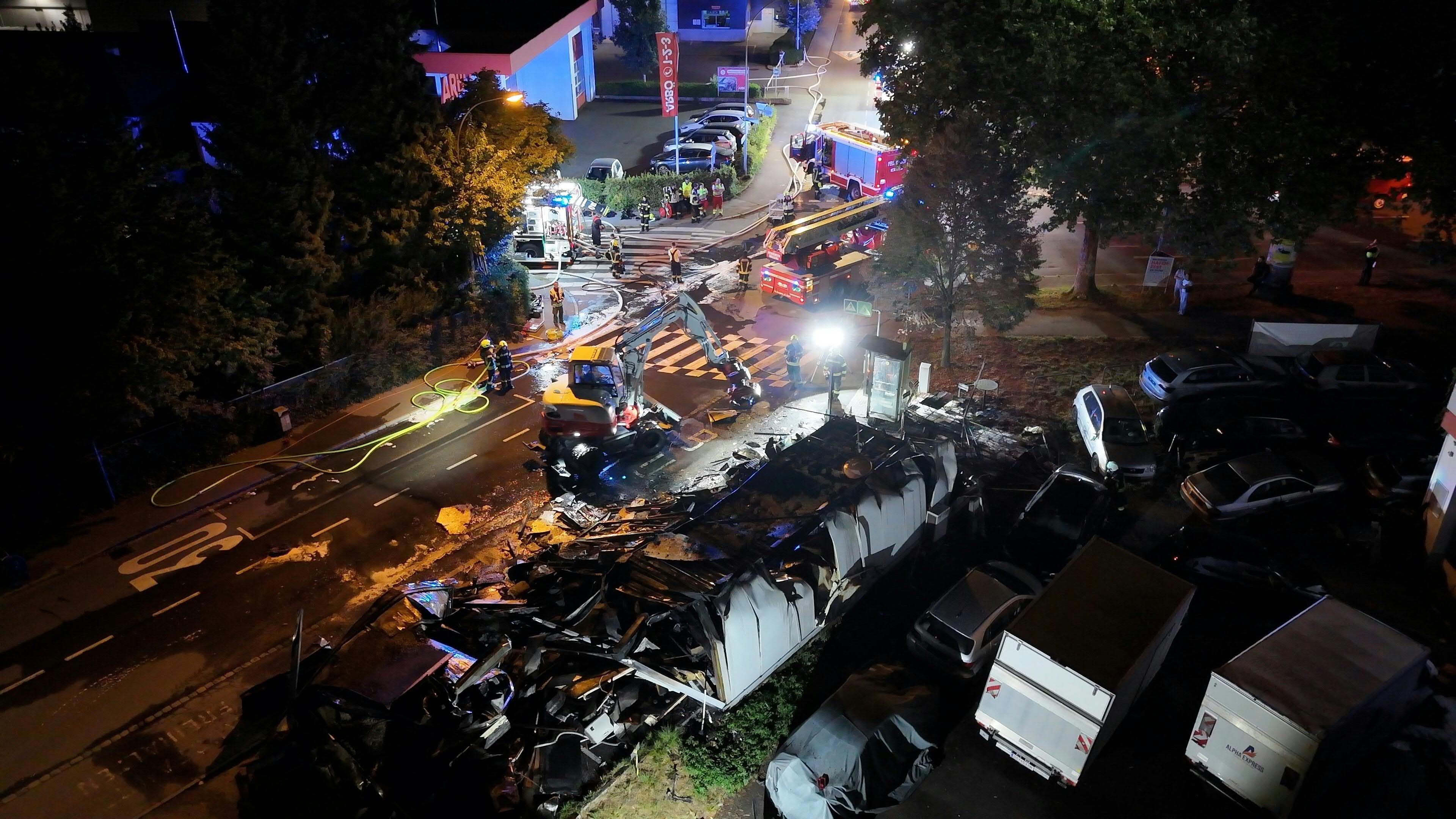 Neben dem Restaurant wurden durch den Brand auch mehrere auf dem Parkplatz einer angrenzenden Autowerkstatt abgestellte Pkw beschädigt.
