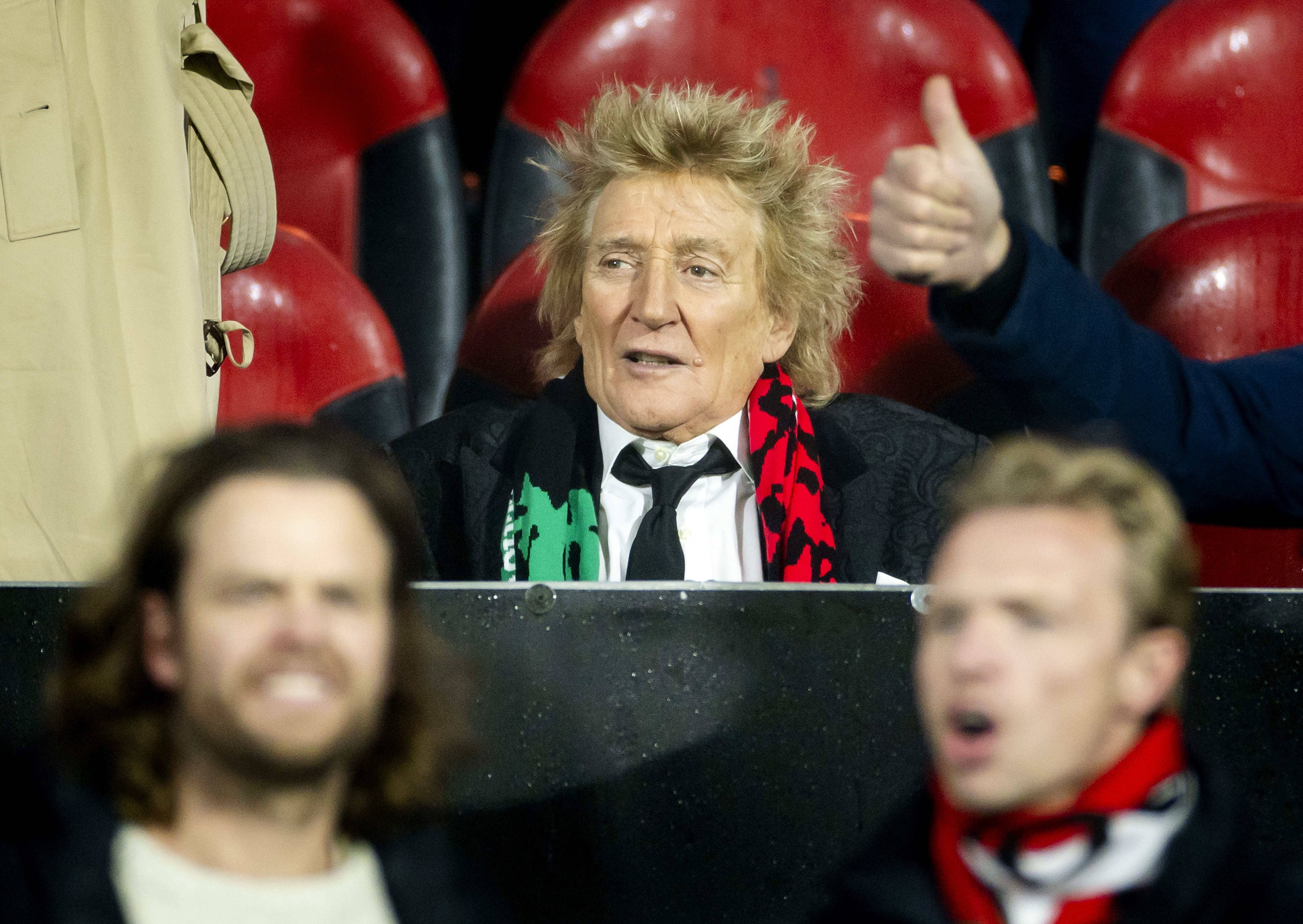 Rod Stewart auf der Tribüne während des Europa-League-Spiels zwischen Feyenoord und Celtic FC im Feyenoord-Stadion De Kuip am 27. November 2025 in Rotterdam, Niederlande.