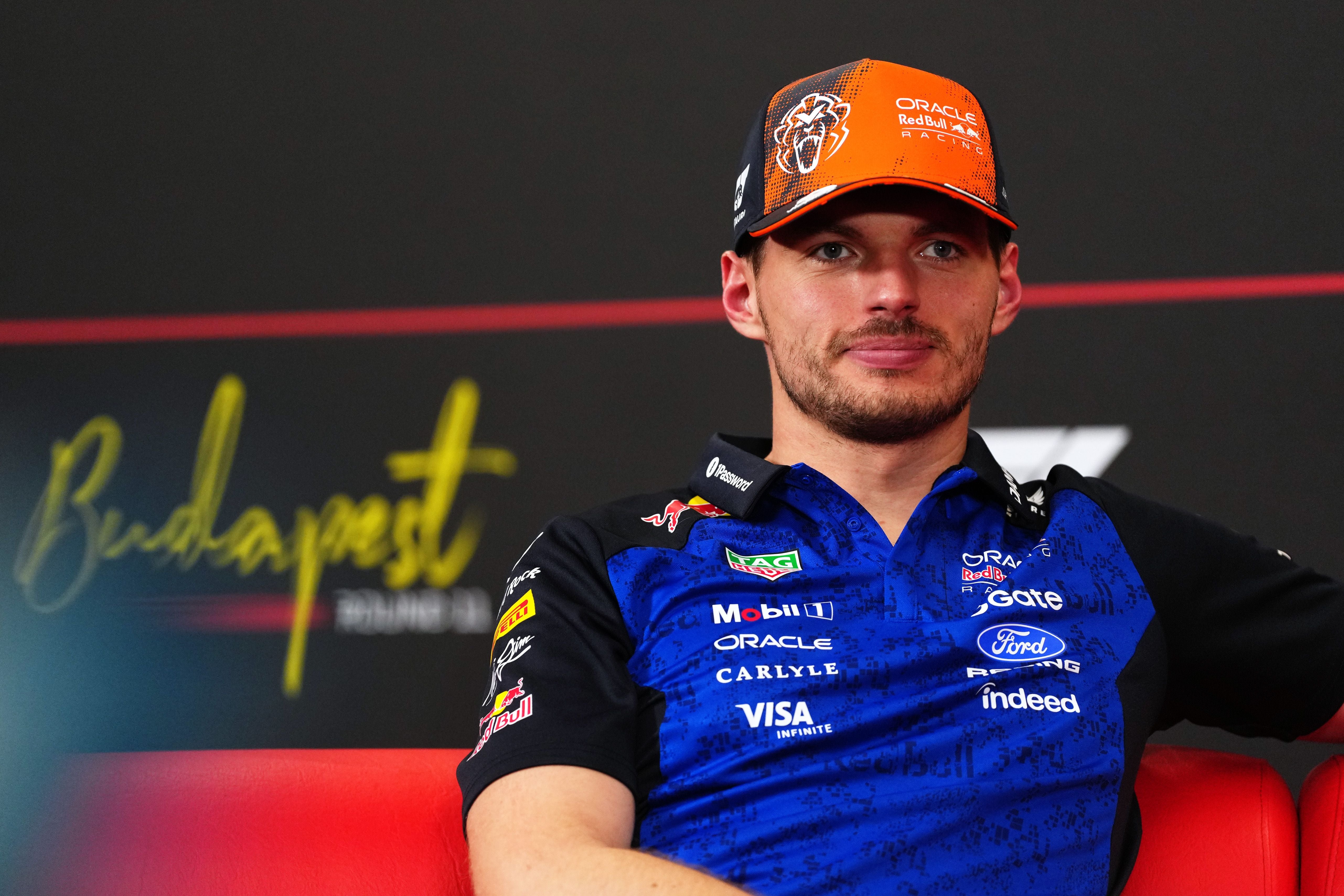 Ein Mann im Red Bull Racing Outfit sitzt bei einer Pressekonferenz in Budapest.