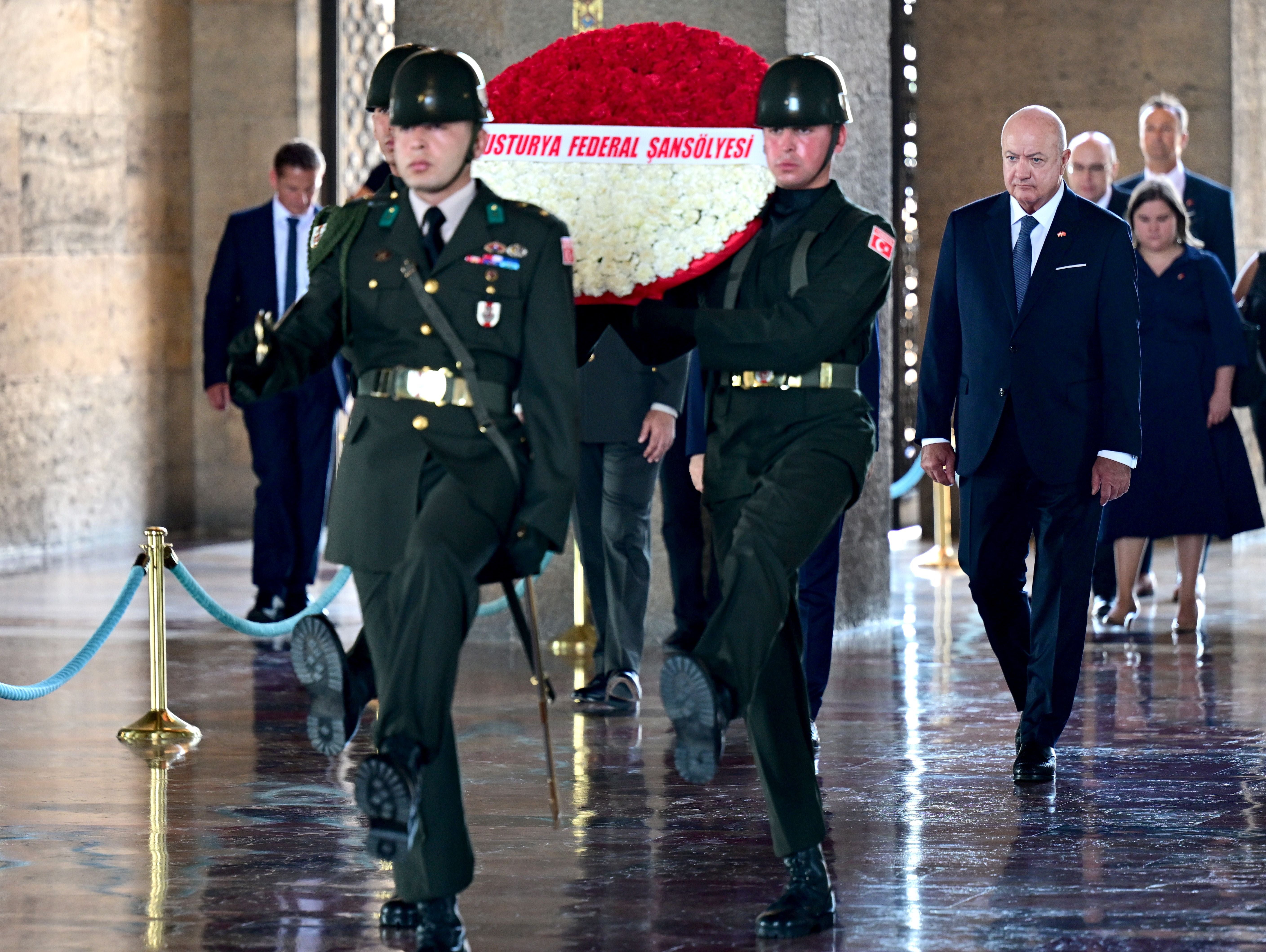 Soldaten tragen einen Kranz vor einer Delegation beim Besuch des Anitkabir-Denkmals in Ankara.