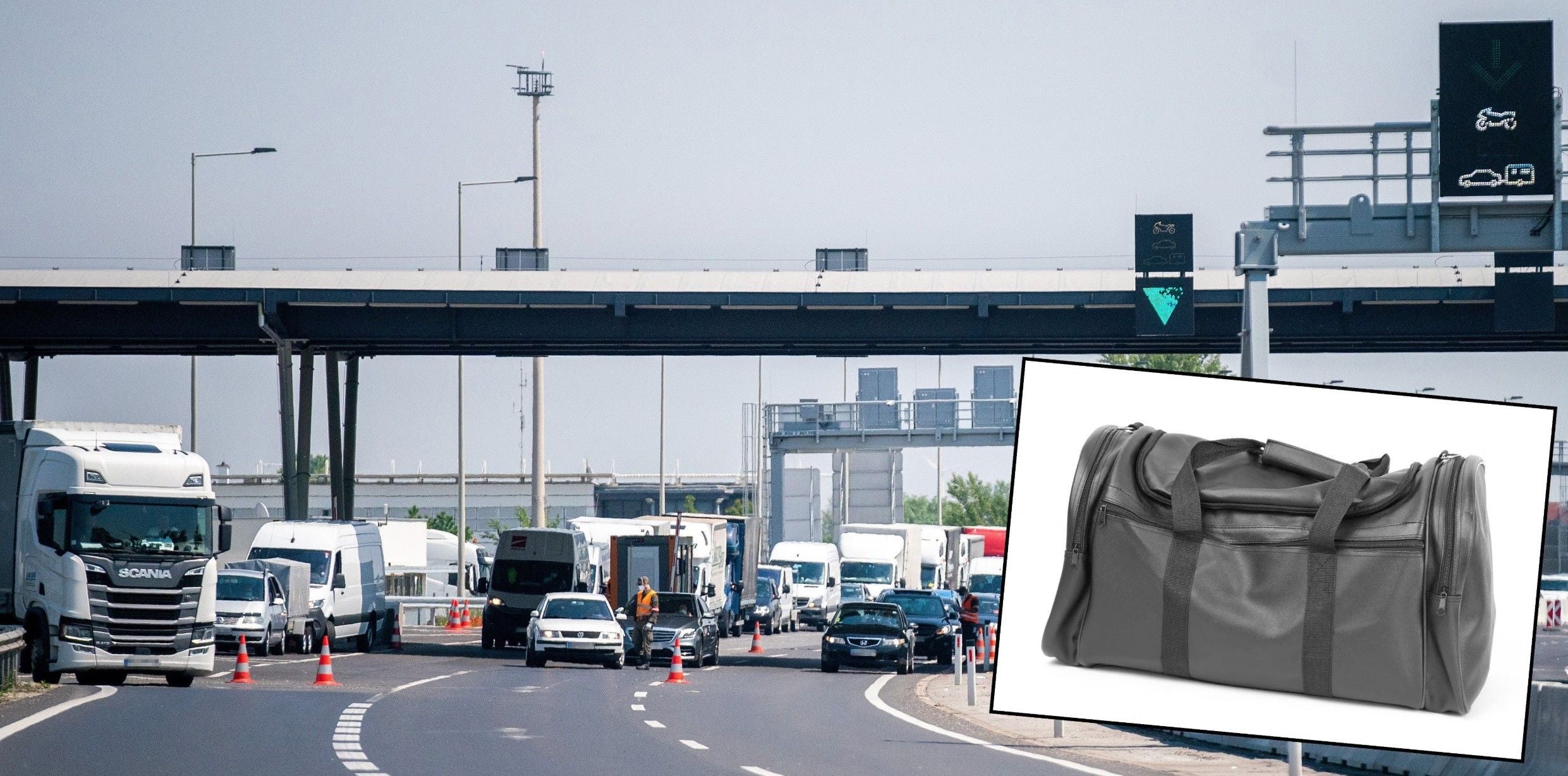 Verkehrskontrolle mit Autos und Lastwagen am Grenzübergang, im Vordergrund eine schwarze Sporttasche.