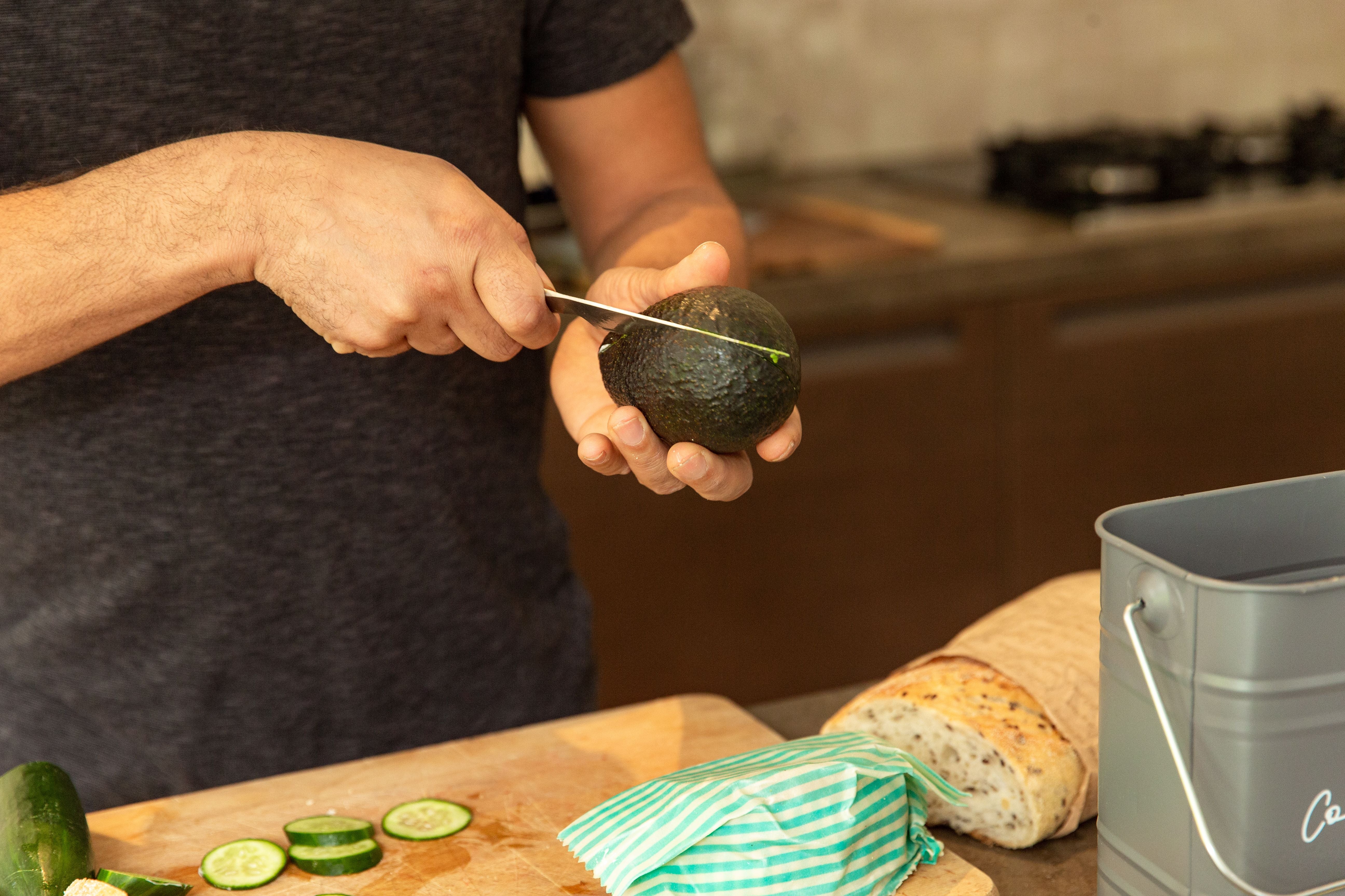 Beim Avocadoschneiden kommt es oft zu Unfällen