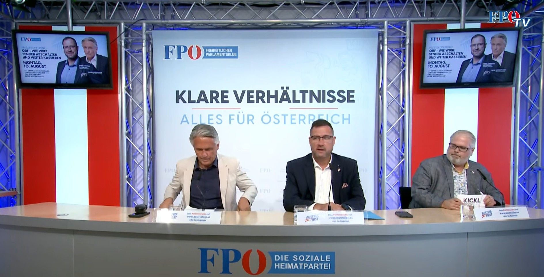 Drei Männer sitzen bei einer Pressekonferenz der FPÖ vor einem Banner mit der Aufschrift „Klare Verhältnisse“.