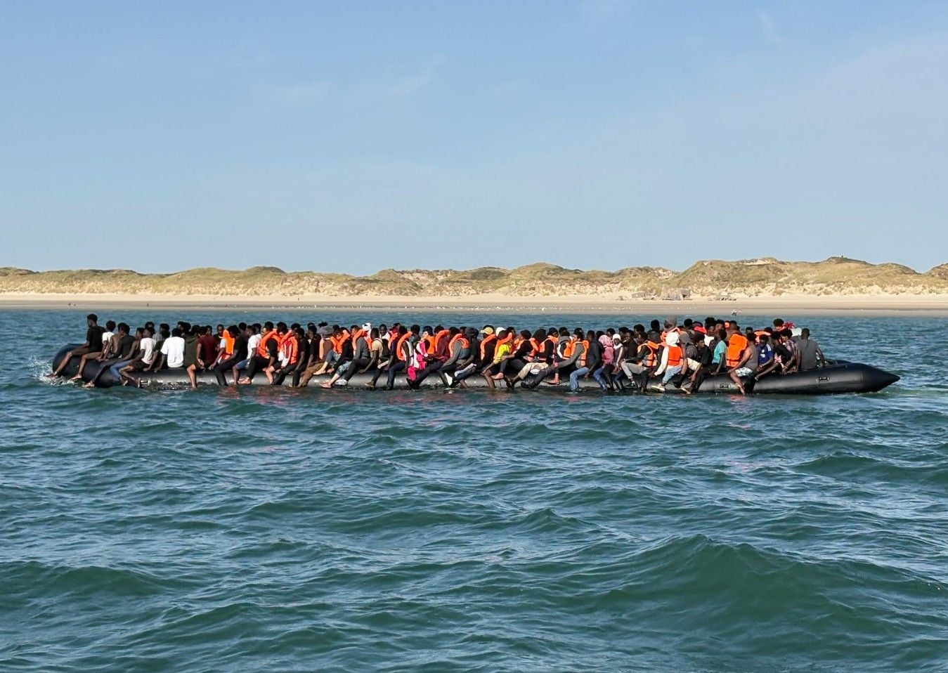 230 Migranten überqueren Ärmelkanal in einem einzigen Schlauchboot.