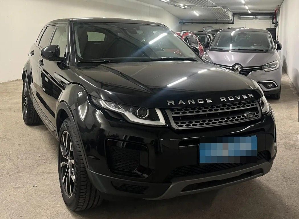 Schwarzer Land Rover Evoque steht in einer Tiefgarage mit weiteren Autos im Hintergrund.