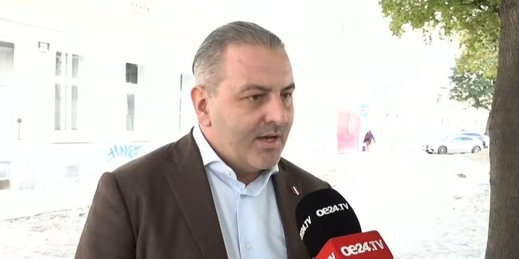 Leo Lugner spricht draußen in ein oe24-TV-Mikrofon. Bablers Klage wurde fallengelassen.