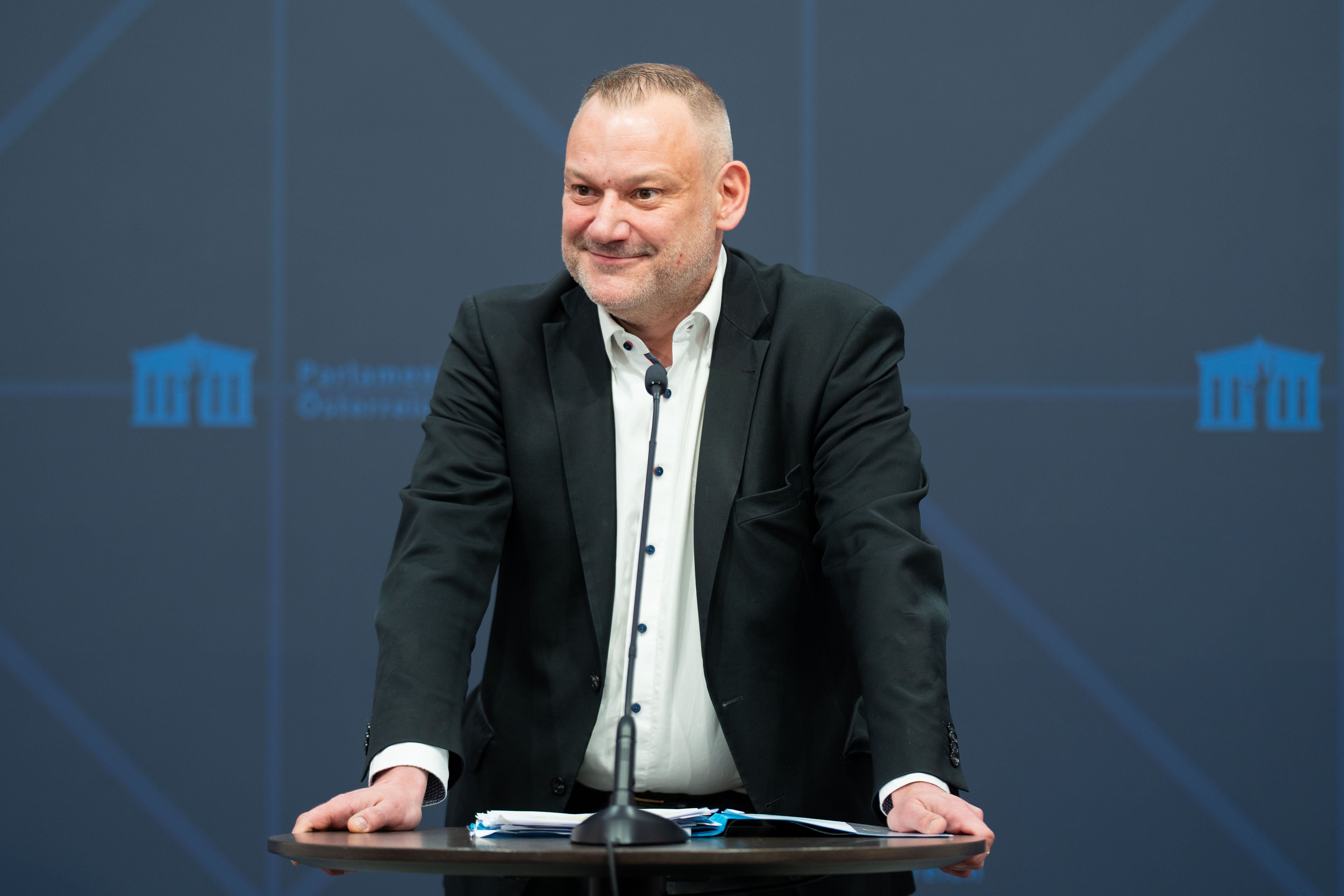 Michael Oberlechner spricht an einem Rednerpult im Parlament in Wien.