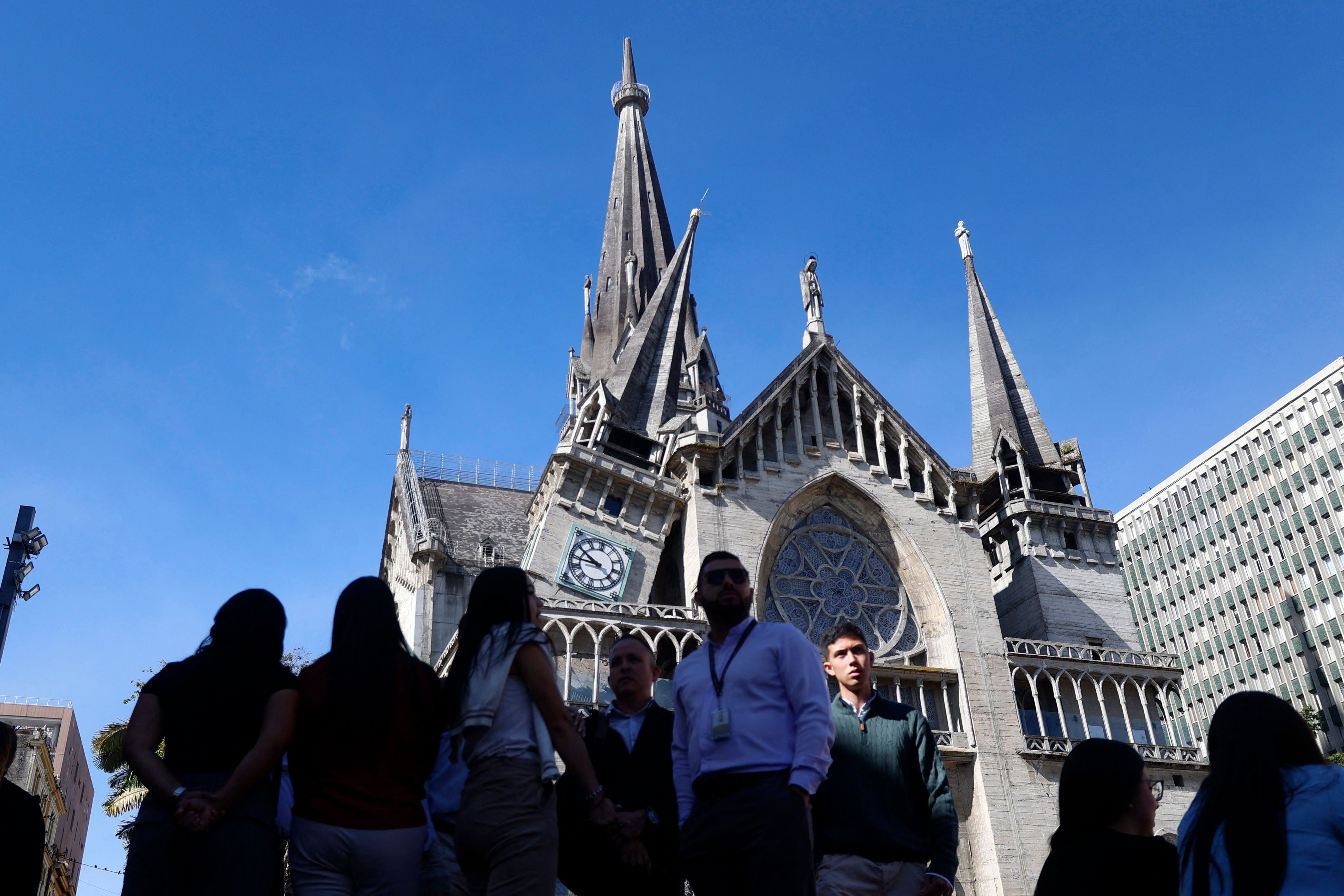 Menschen stehen vor der beschädigten Kathedrale von Manizales nach dem Erdbeben in Kolumbien.