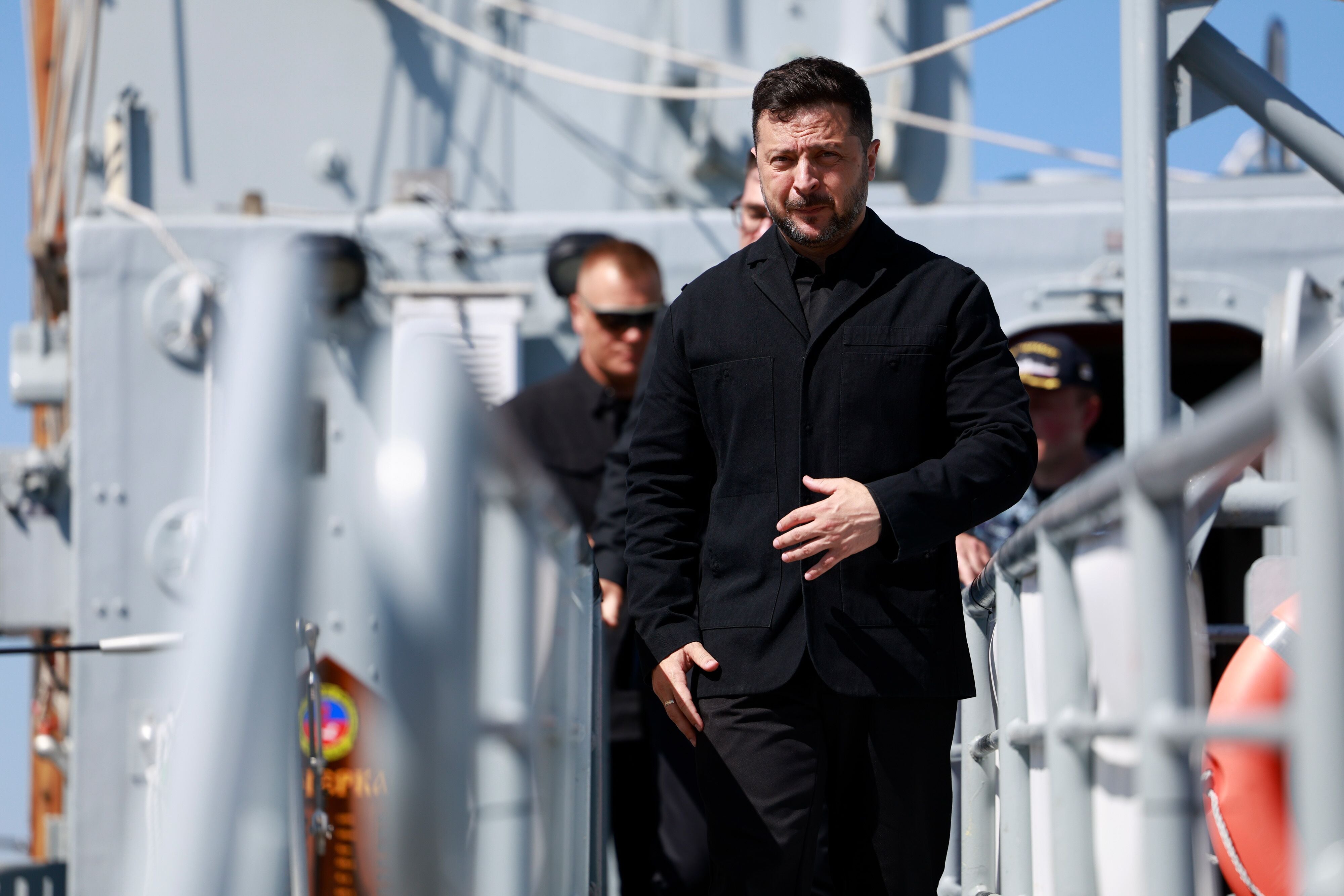 Präsident Selenskyj geht auf einem Marineschiff in Portsmouth, Großbritannien, entlang. (Archivbild)
