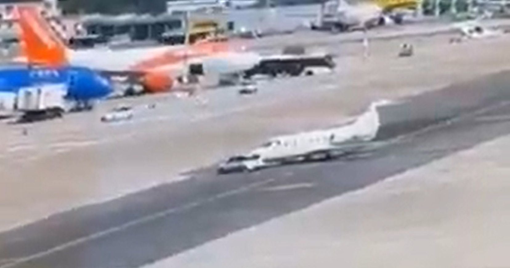 Privatjet kollidiert am Flughafen Mailand mit einem Dienstwagen auf dem Rollfeld.