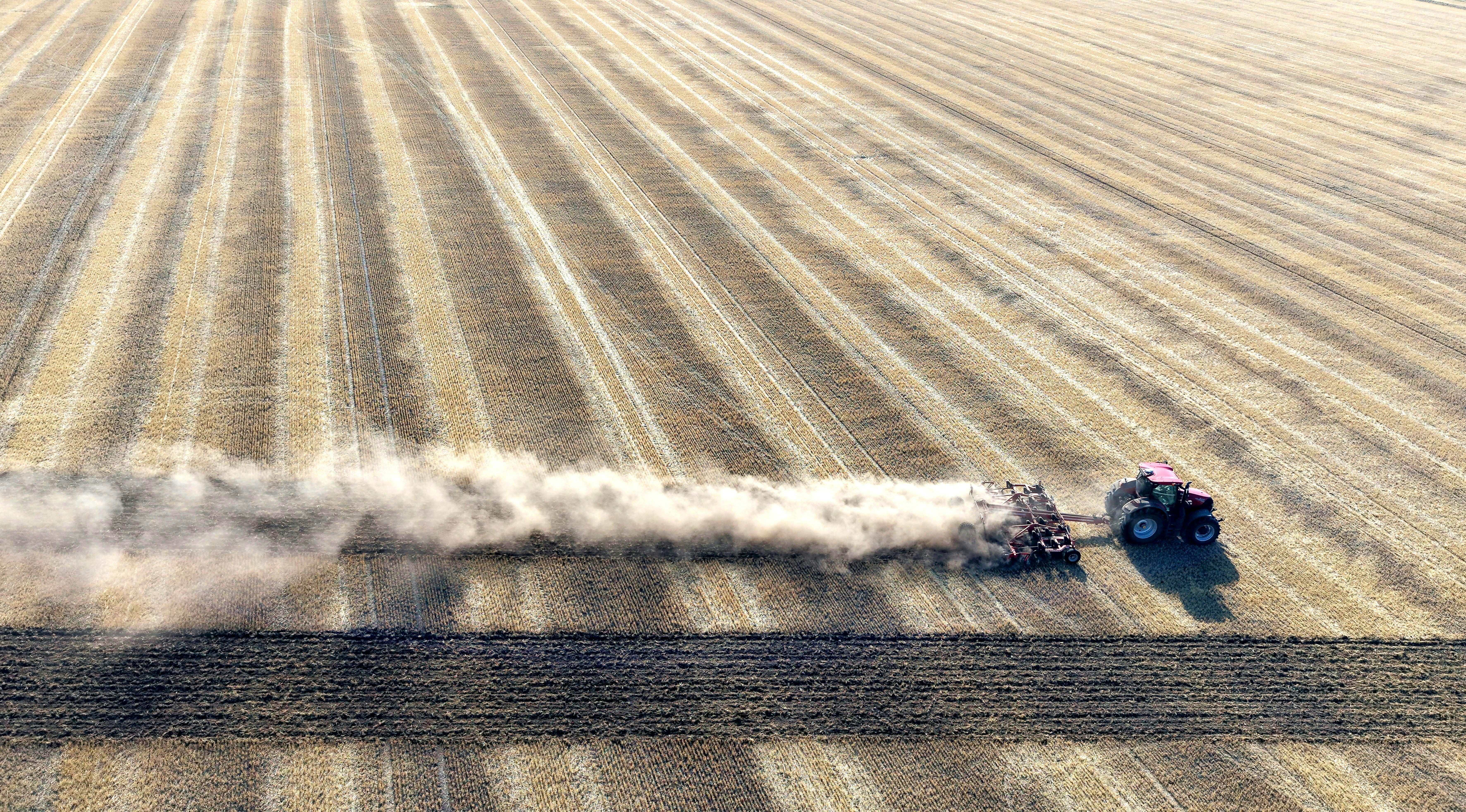 Die anhaltende Trockenheit, Hitze und Dürre setzen der Landwirtschaft in Österreich weiter zu. Die Böden sind hart und zu trocken. Im Bild: Ein Traktor beim Auflockern des Bodens nach der Getreideernte, am 3. August 2026 in Niederösterreich.