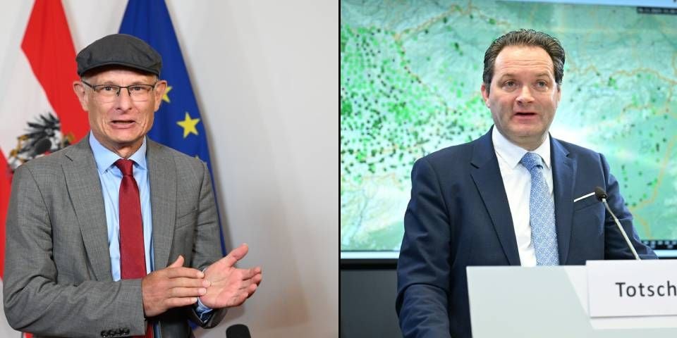 Zwei Männer im Anzug sprechen jeweils bei einer Pressekonferenz vor Mikrofonen.