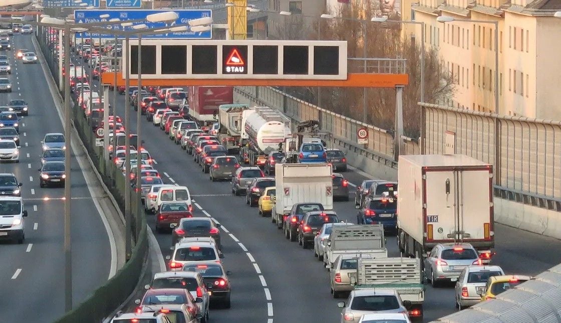 Dichter Verkehr und Stau auf der Wiener Südosttangente, Autos und Lkw stehen dicht aneinander.
