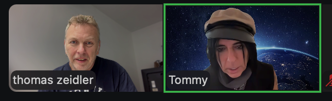 Zwei Personen in einem Videocall, einer vor Weltraum-Hintergrund mit Mütze und Schal.