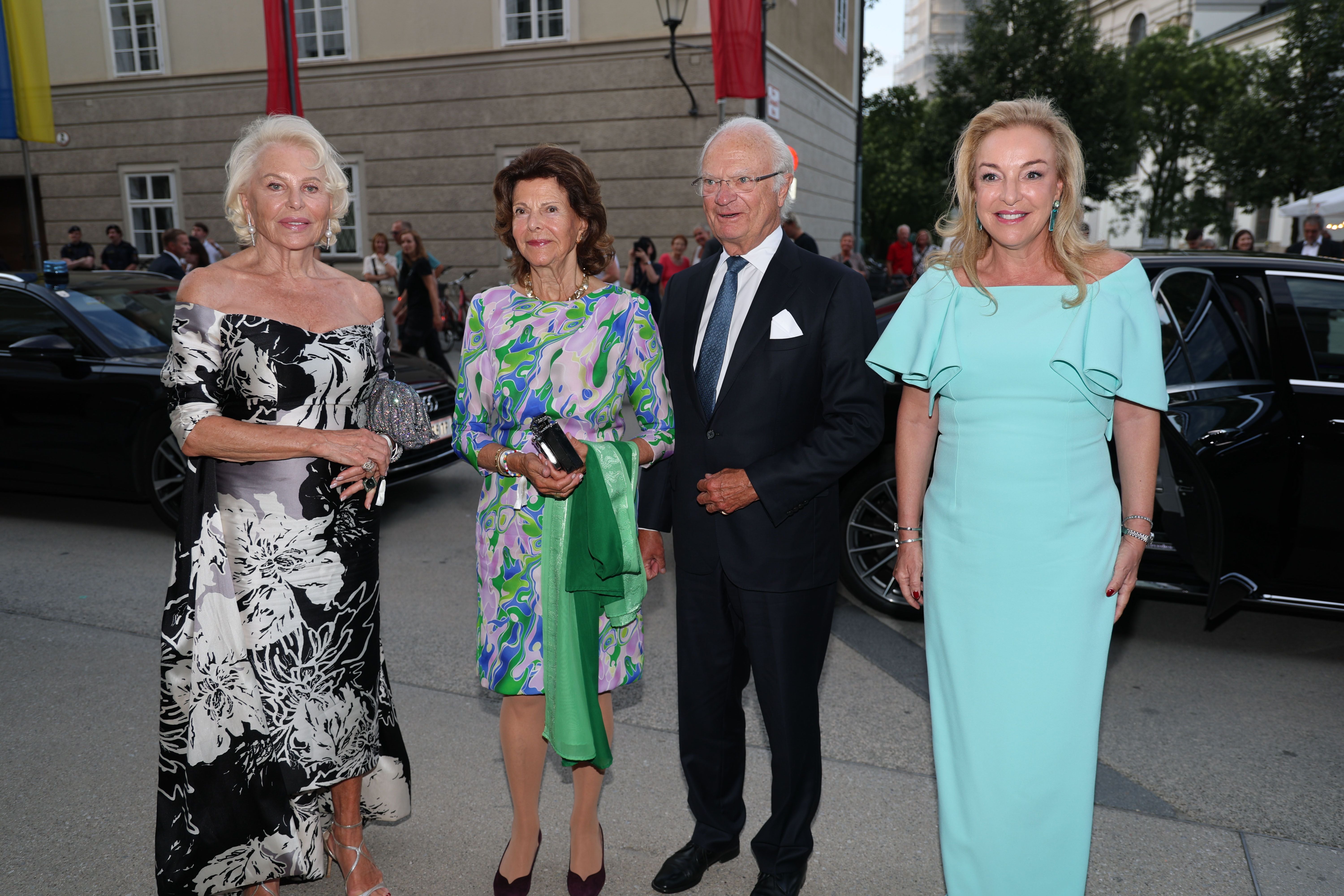 Vier elegant gekleidete Personen posieren vor dem Haus für Mozart bei den Salzburger Festspielen.