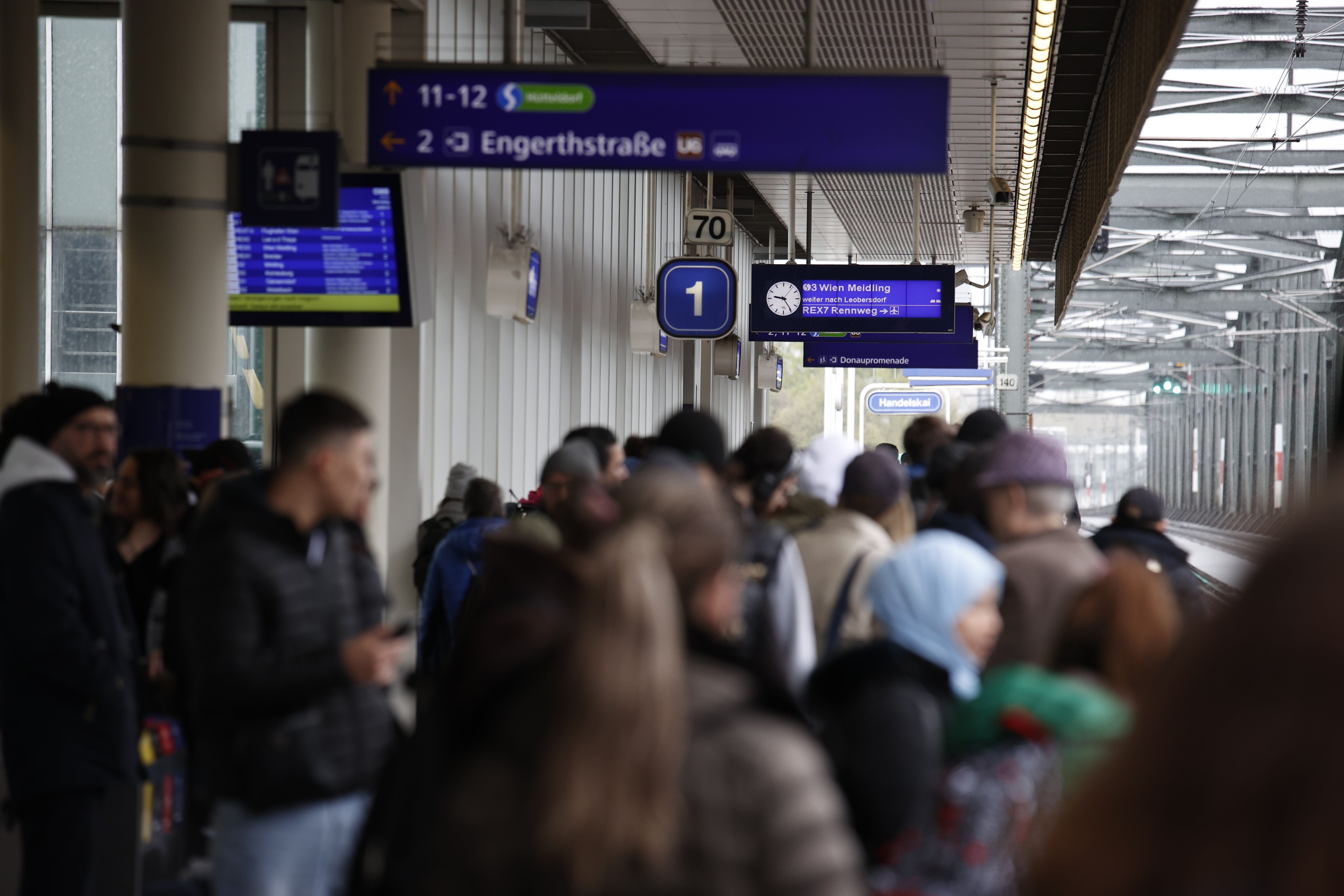 Viele wartende Fahrgäste auf einem Bahnsteig am Handelskai in Wien, Zugverkehr eingestellt.