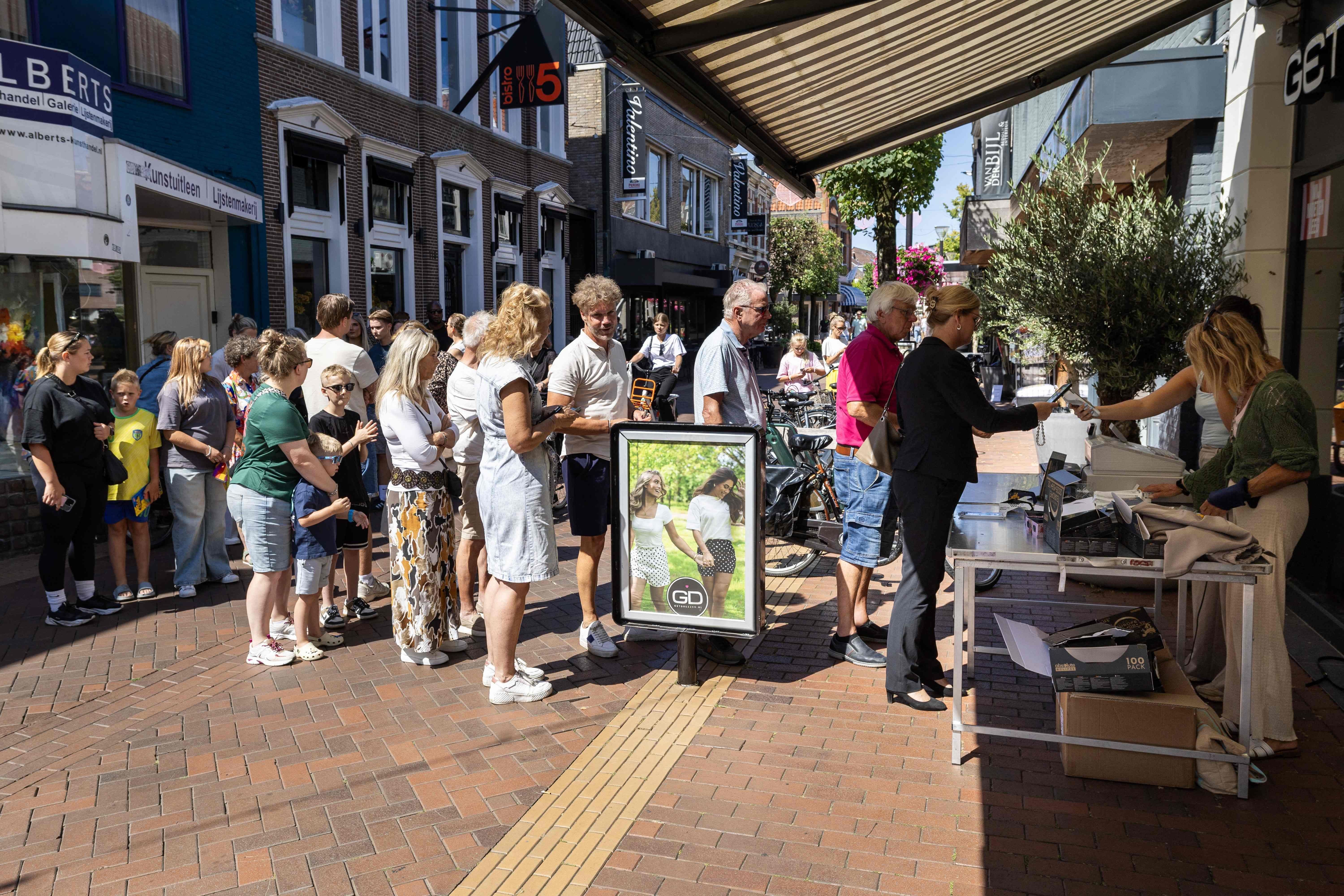 Kunden stehen am 11. August, am Vorabend einer partiellen Sonnenfinsternis, in Almelo im Osten der Niederlande für den Verkauf von Sonnenfinsternisbrillen Schlange. Der Ansturm auf die Schutzbrillen hat im Vorfeld der Sonnenfinsternis am 12. August 2026 in ganz Europa seinen Höhepunkt erreicht, da Apotheken, Optiker und andere Geschäfte Mühe hatten, sie auf Lager zu halten.