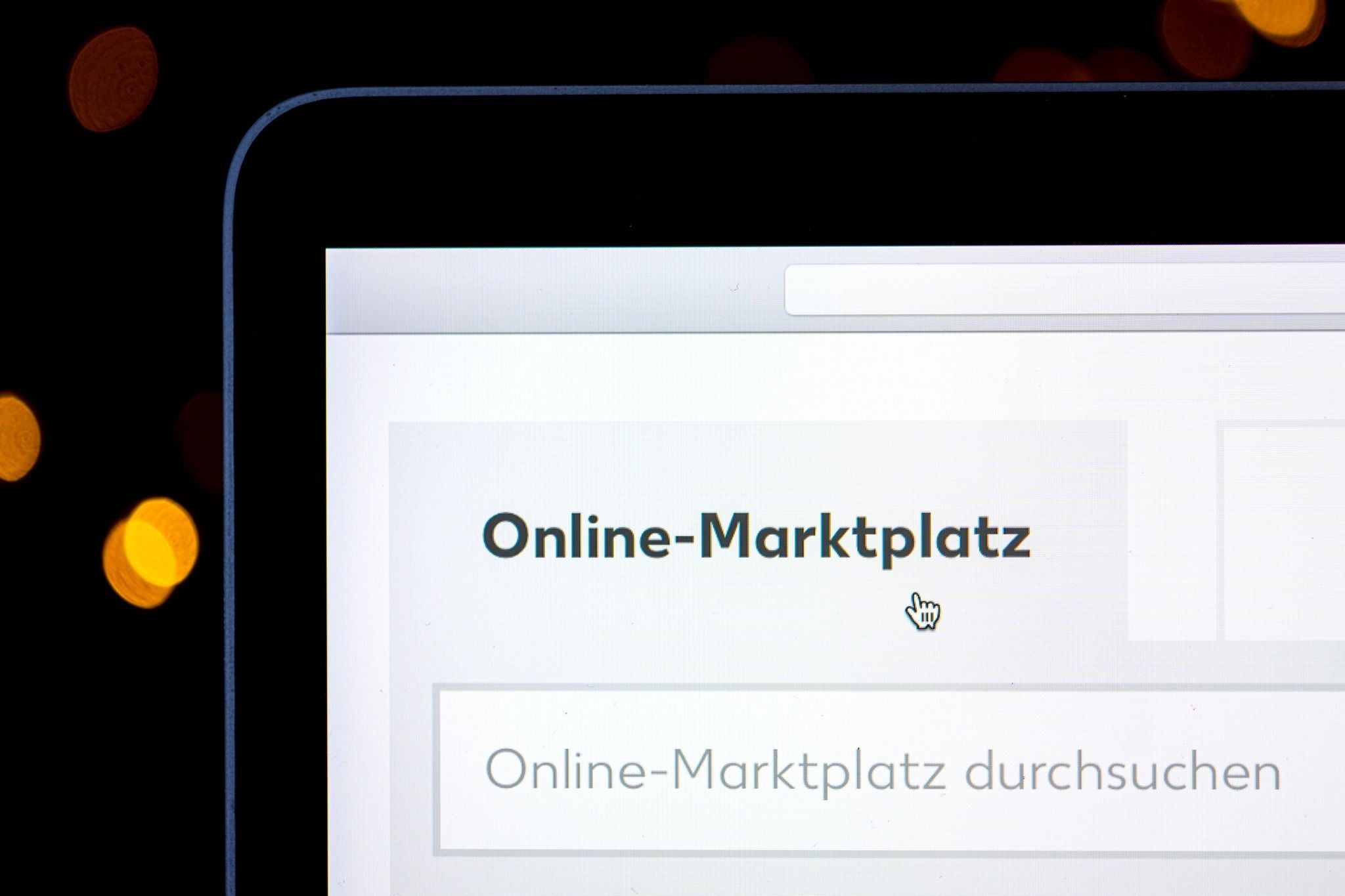 Bildschirm mit dem Schriftzug "Online-Marktplatz" und Suchleiste auf einer Webseite.