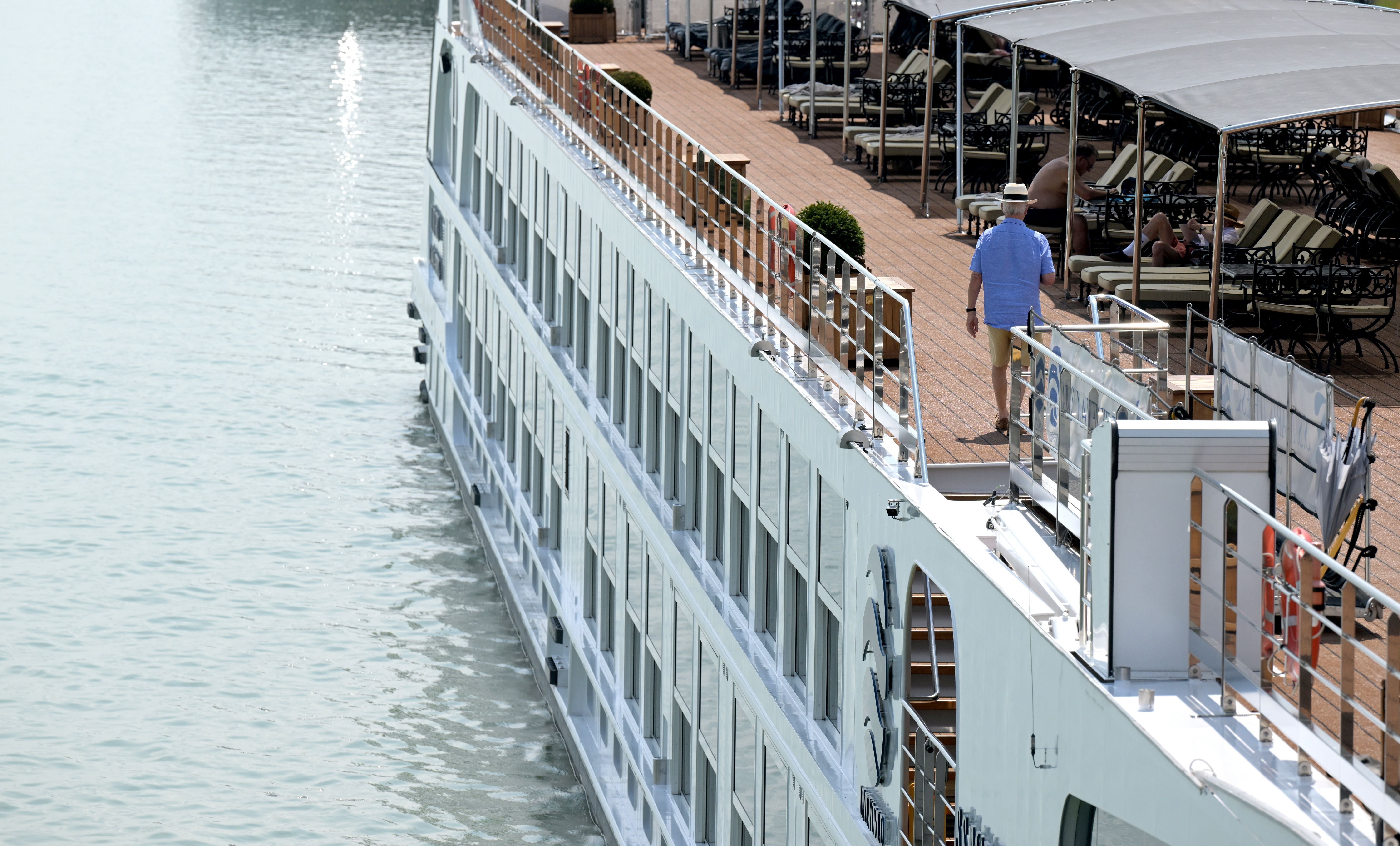 Ein Flussschiff liegt am Donauhafen in Wien.