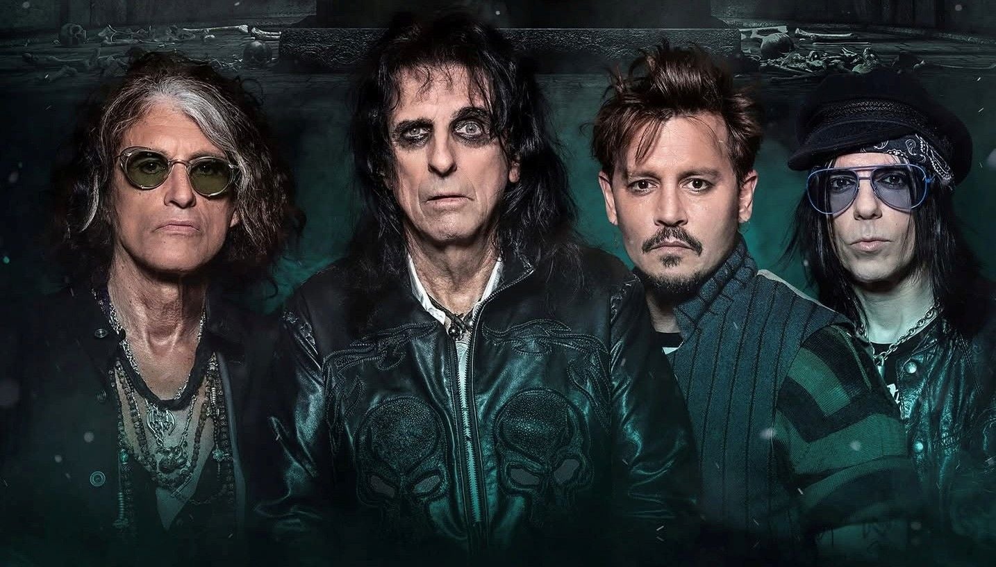 Vier Mitglieder der Band Hollywood Vampires posieren vor dunklem Hintergrund.