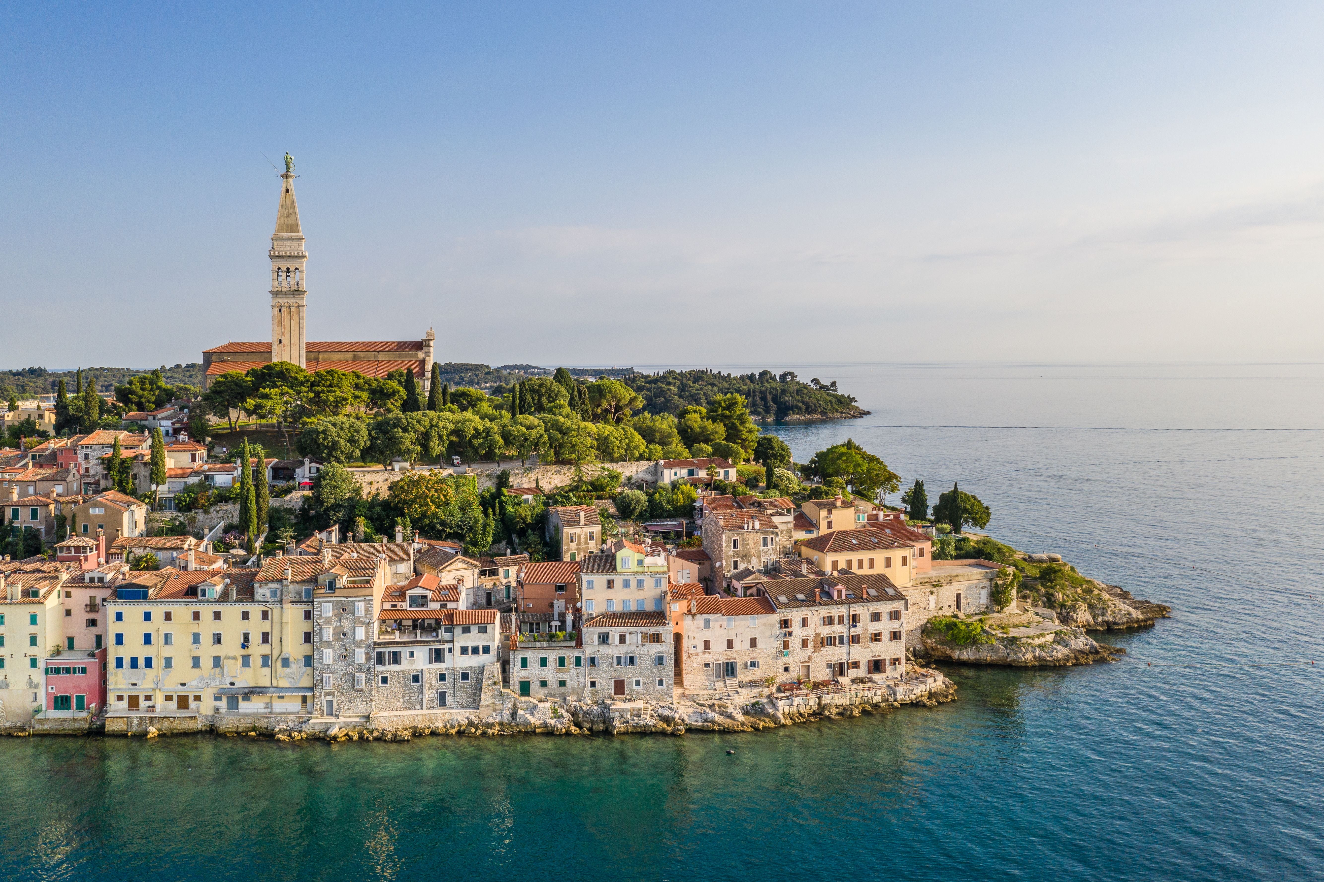Luftaufnahme der Altstadt von Rovinj an der Adriaküste in Kroatien mit Kirche und Meer.