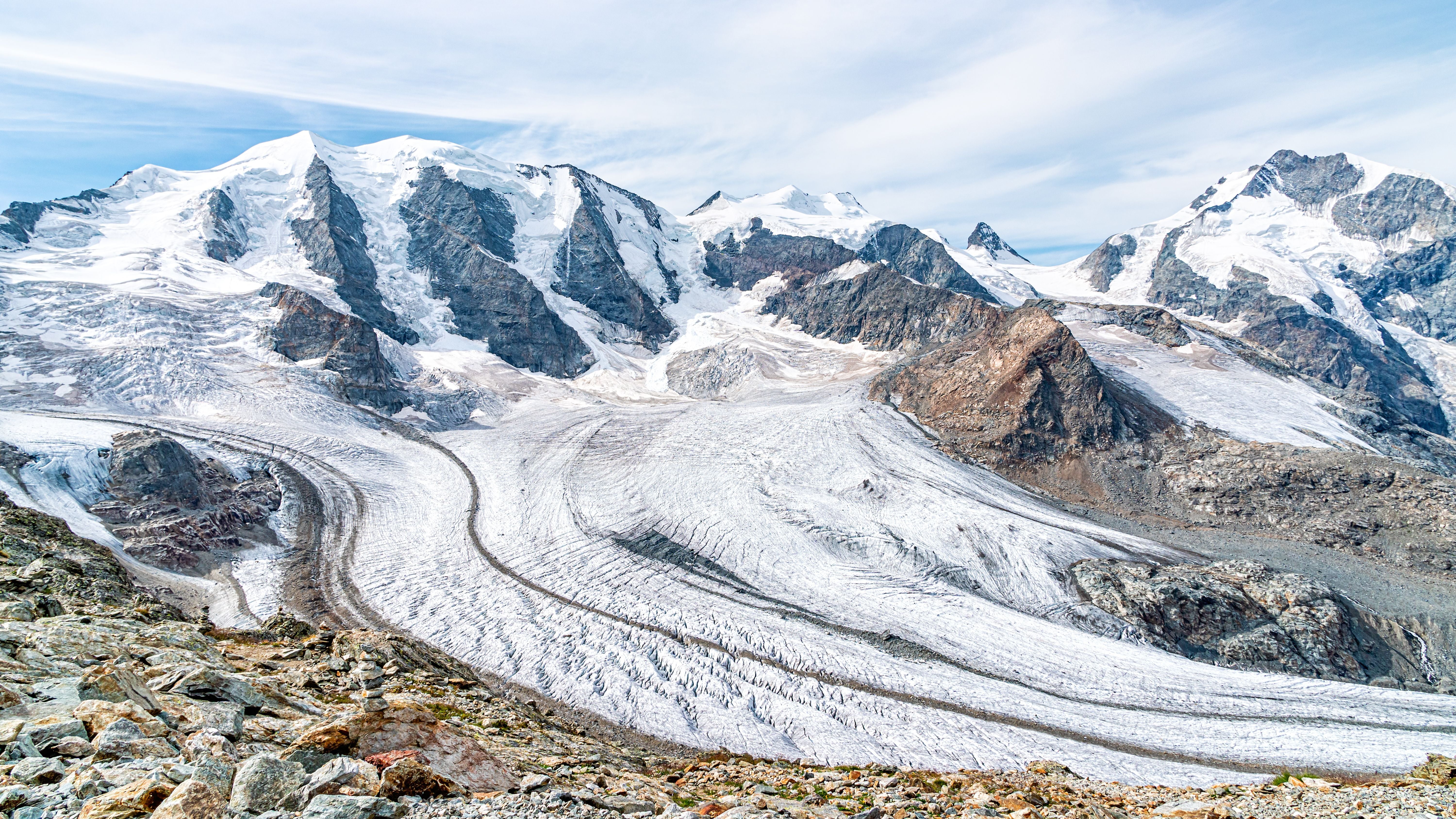 Blick auf den Morteratschgletscher mit schneebedeckten Bergen in den Schweizer Alpen.