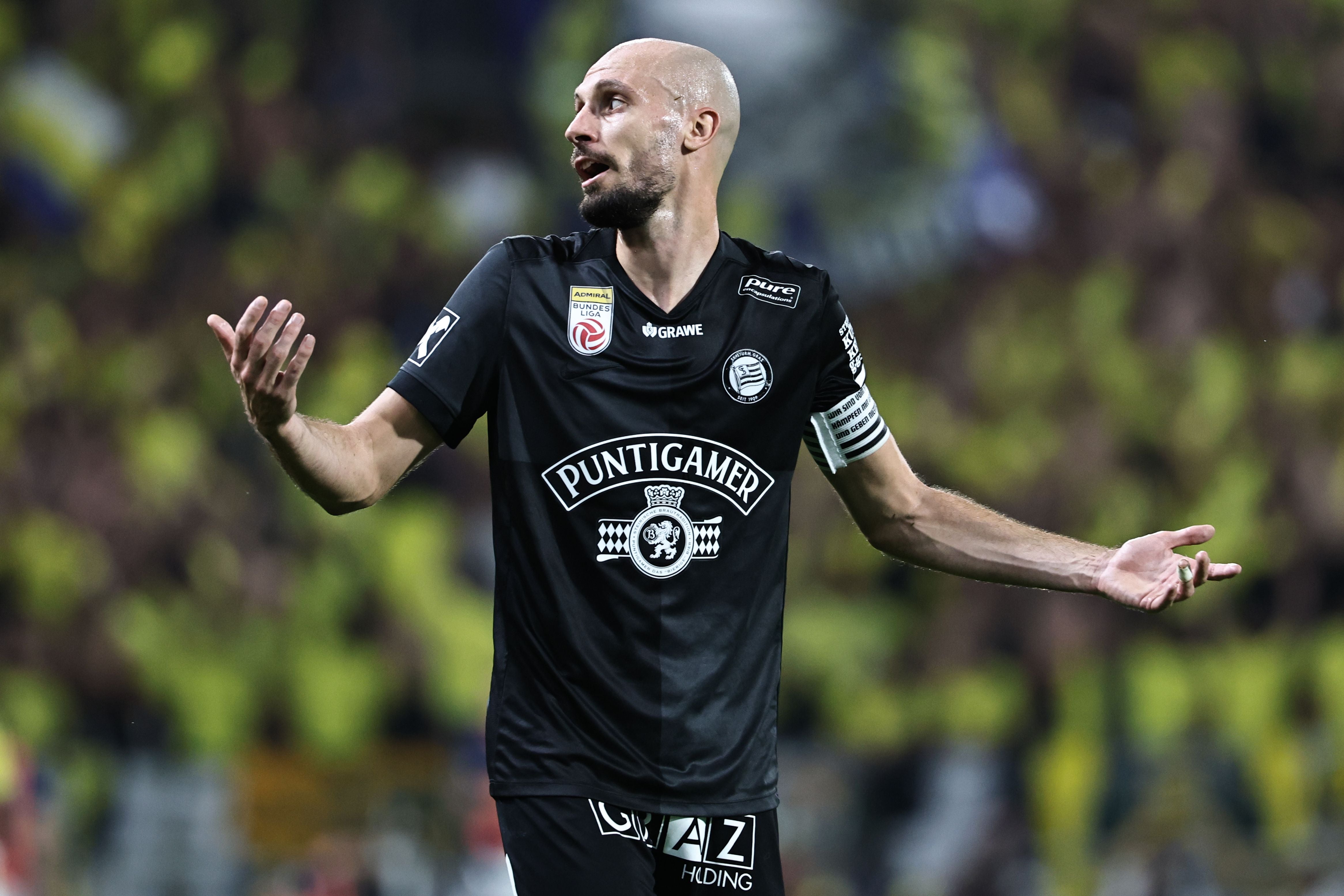 Jon Gorenc Stankovic von Sturm Graz gestikuliert auf dem Spielfeld während eines Spiels.