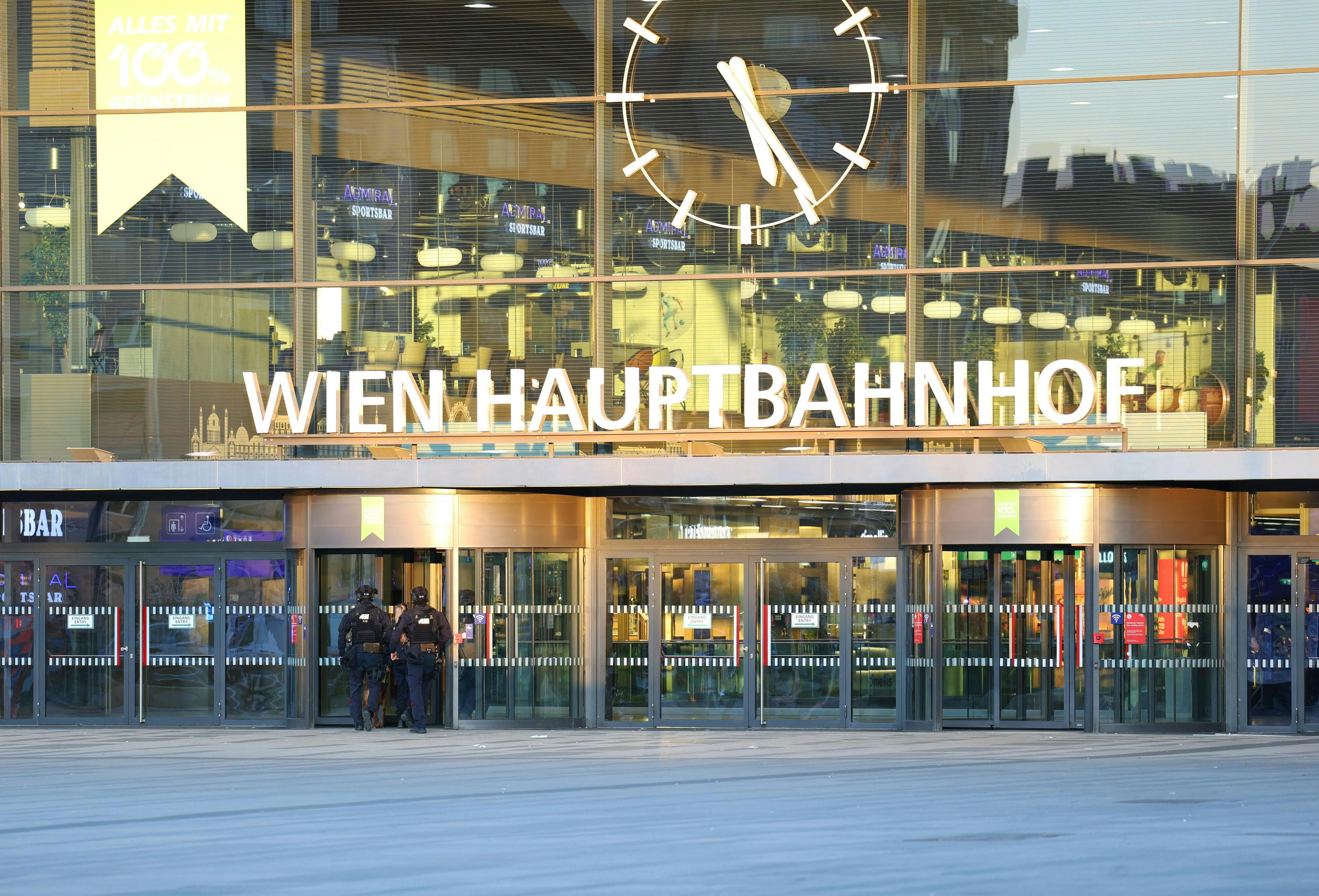 Polizisten stehen vor dem Haupteingang des Wiener Hauptbahnhofs.