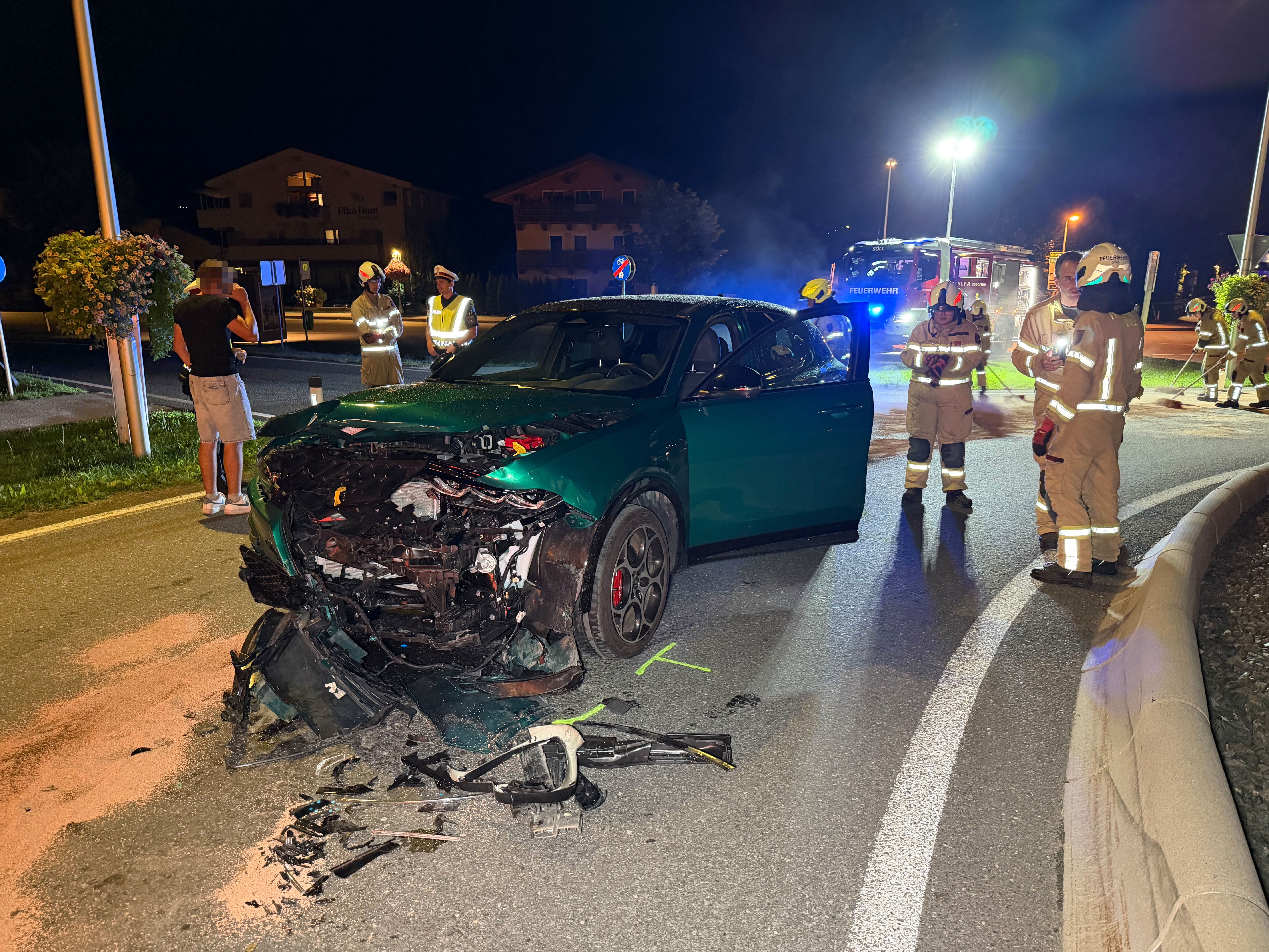 Totalschaden an beiden beteiligten Fahrzeugen.