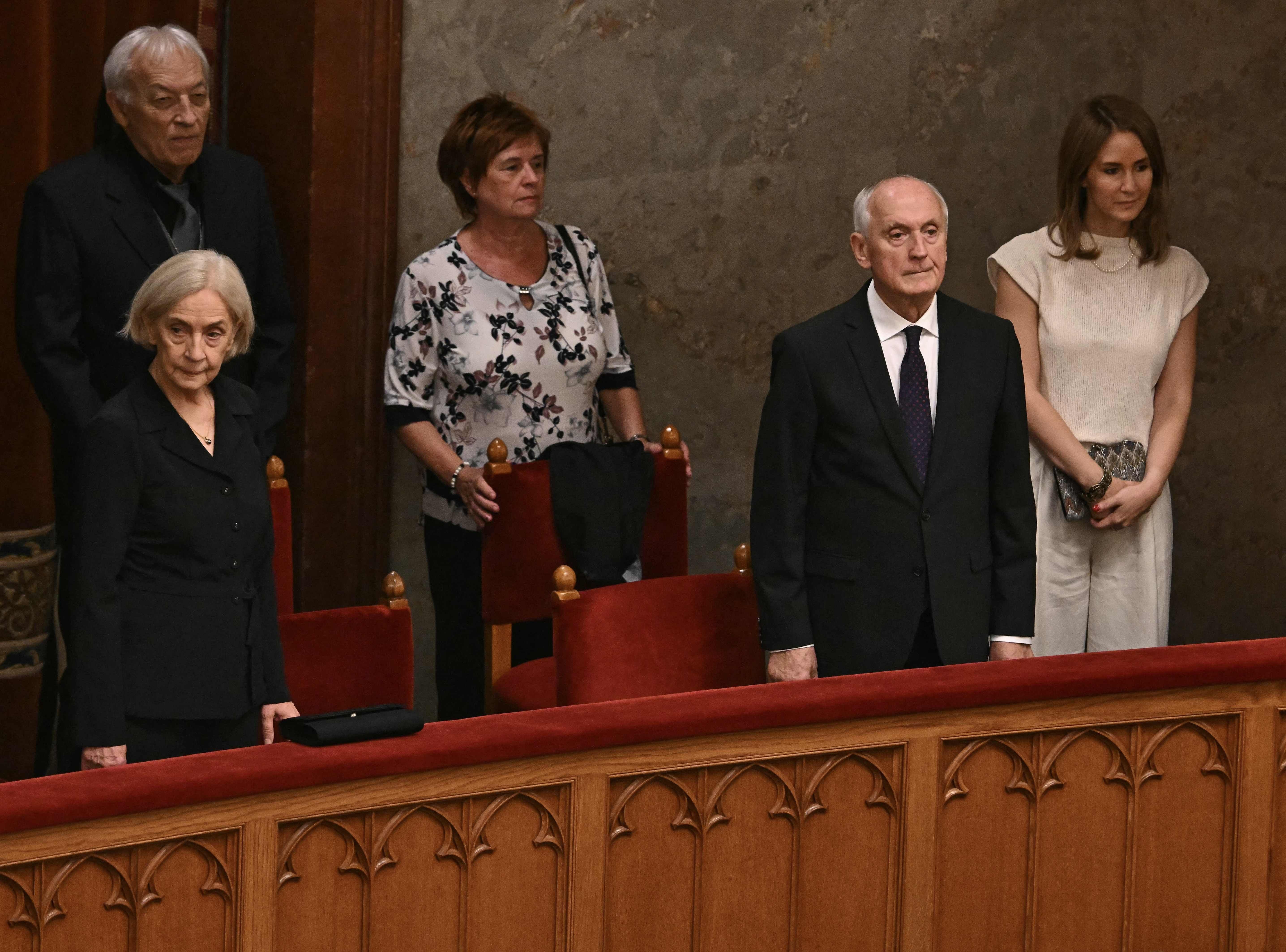 Fünf Personen stehen in einer Reihe auf einer Besuchertribüne im ungarischen Parlament.