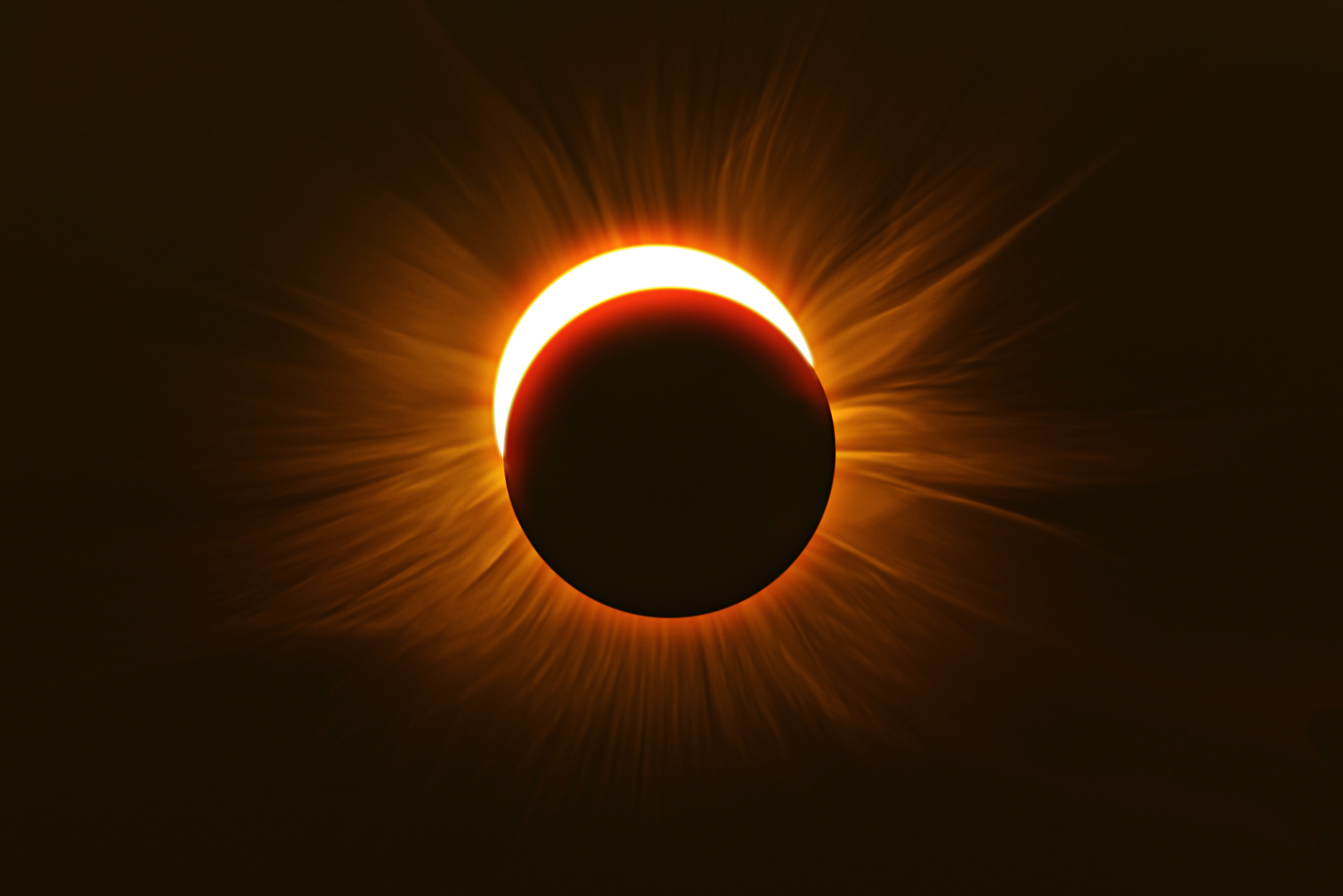Sonnenfinsternis mit leuchtender Korona und 85&nbsp;% Bedeckung, aufgenommen in Wisconsin, USA.