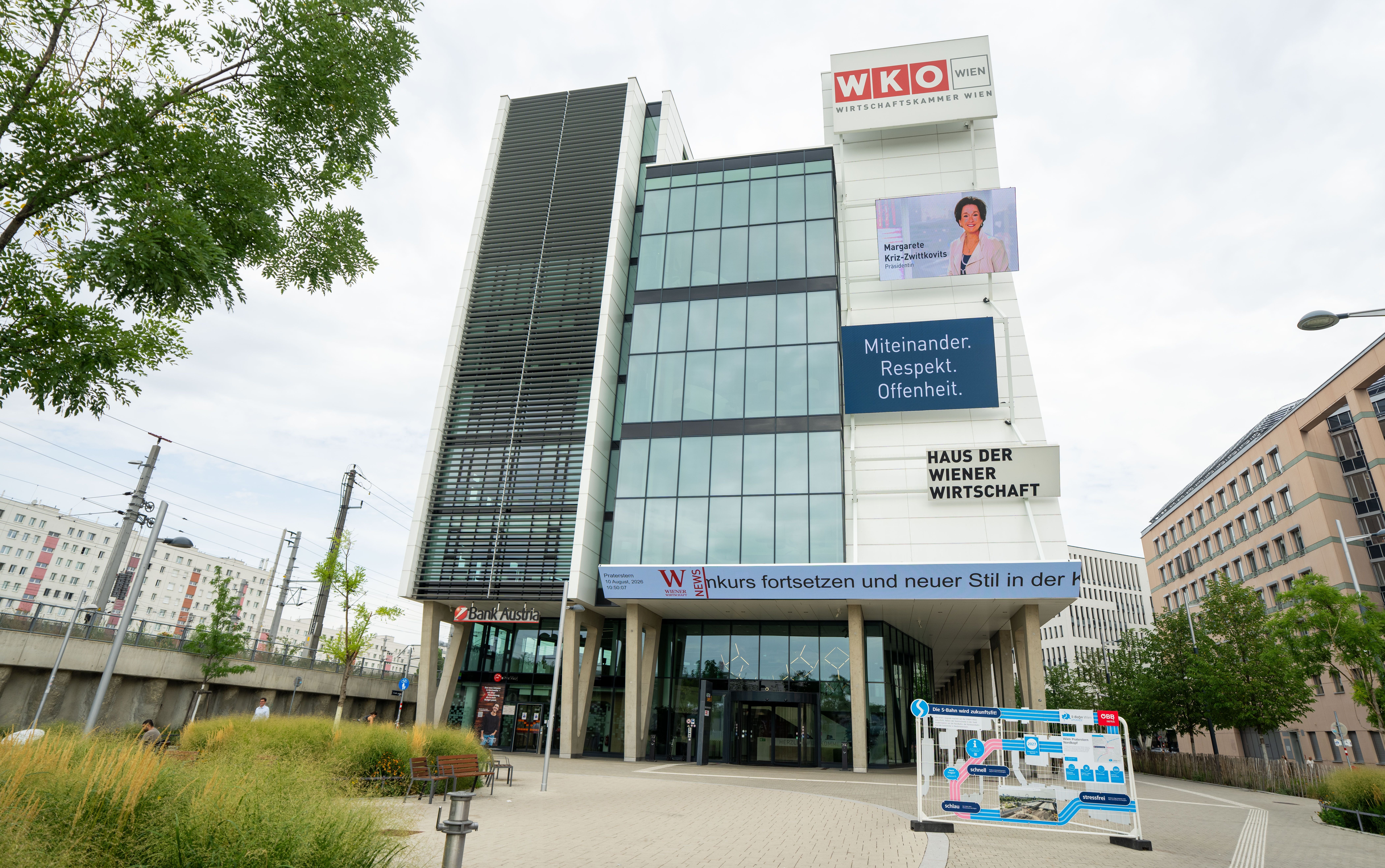 Das moderne Gebäude der Wirtschaftskammer Wien mit Glasfassade und Beschilderung.