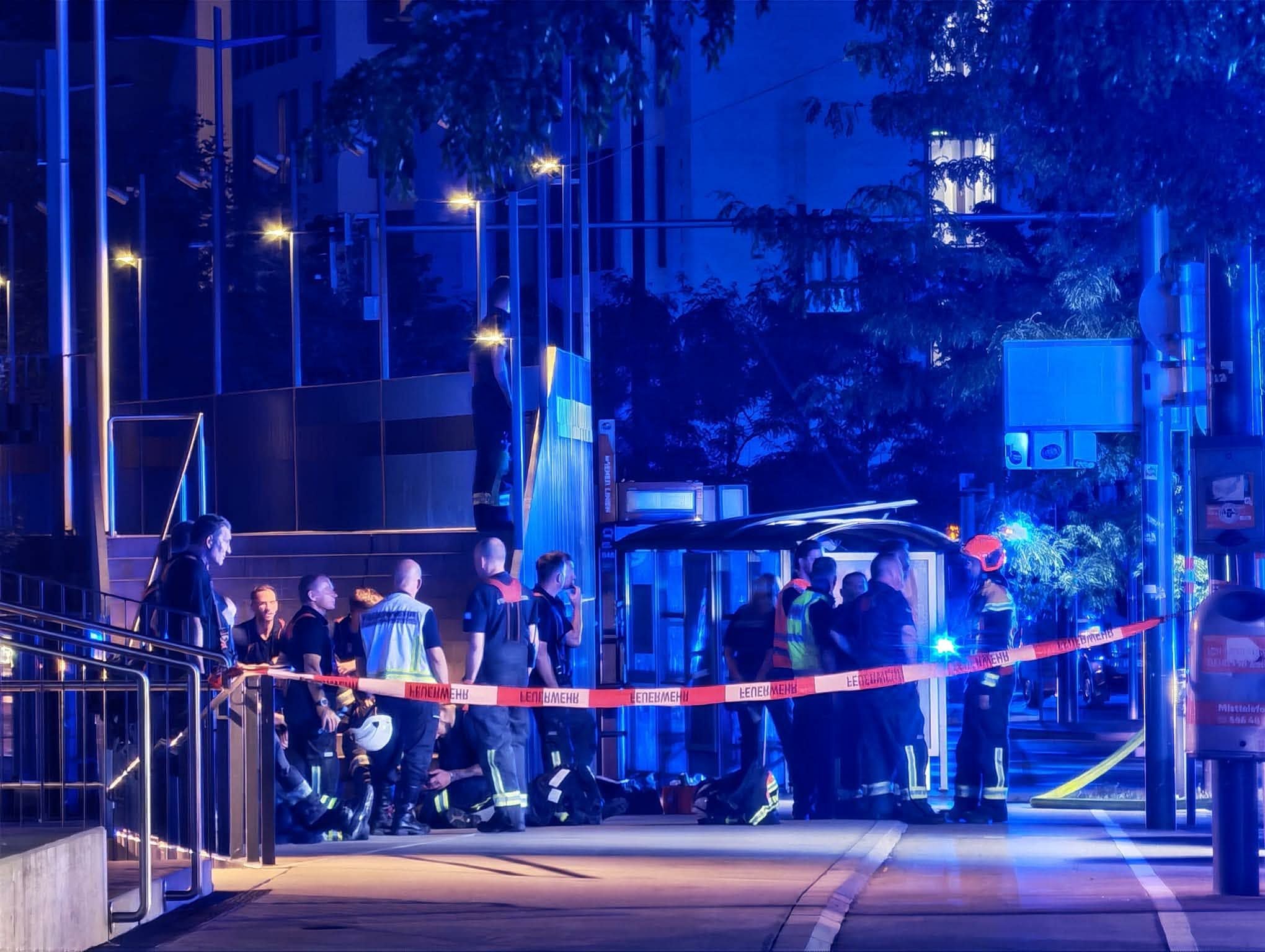 Einsatzkräfte sichern nachts einen Bereich mit Absperrband wegen eines Gasaustritts.