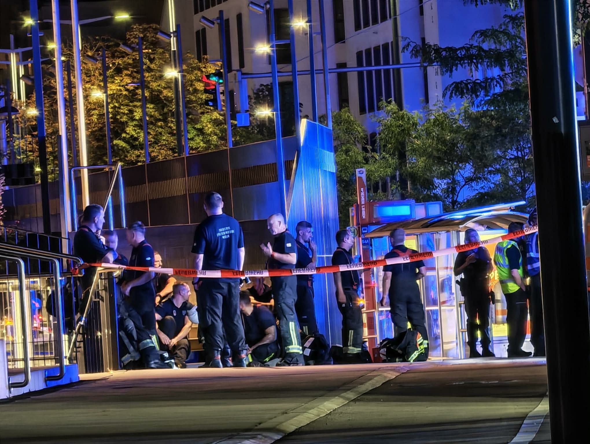 Mehrere Einsatzkräfte stehen nachts hinter Absperrband wegen Gasaustritt im Stadtgebiet.