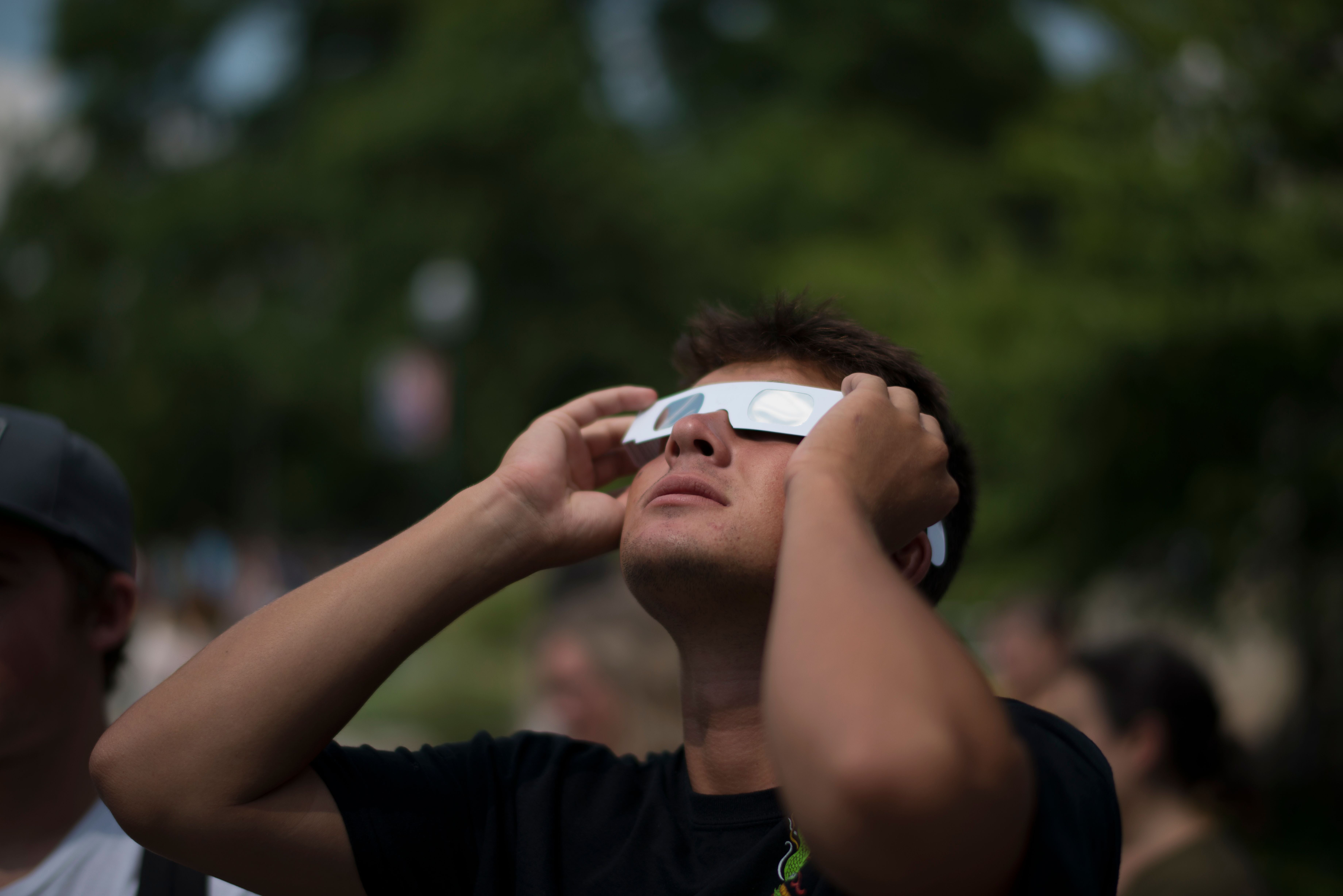 Mann trägt eine spezielle Brille zum Schutz der Augen während einer Sonnenfinsternis.