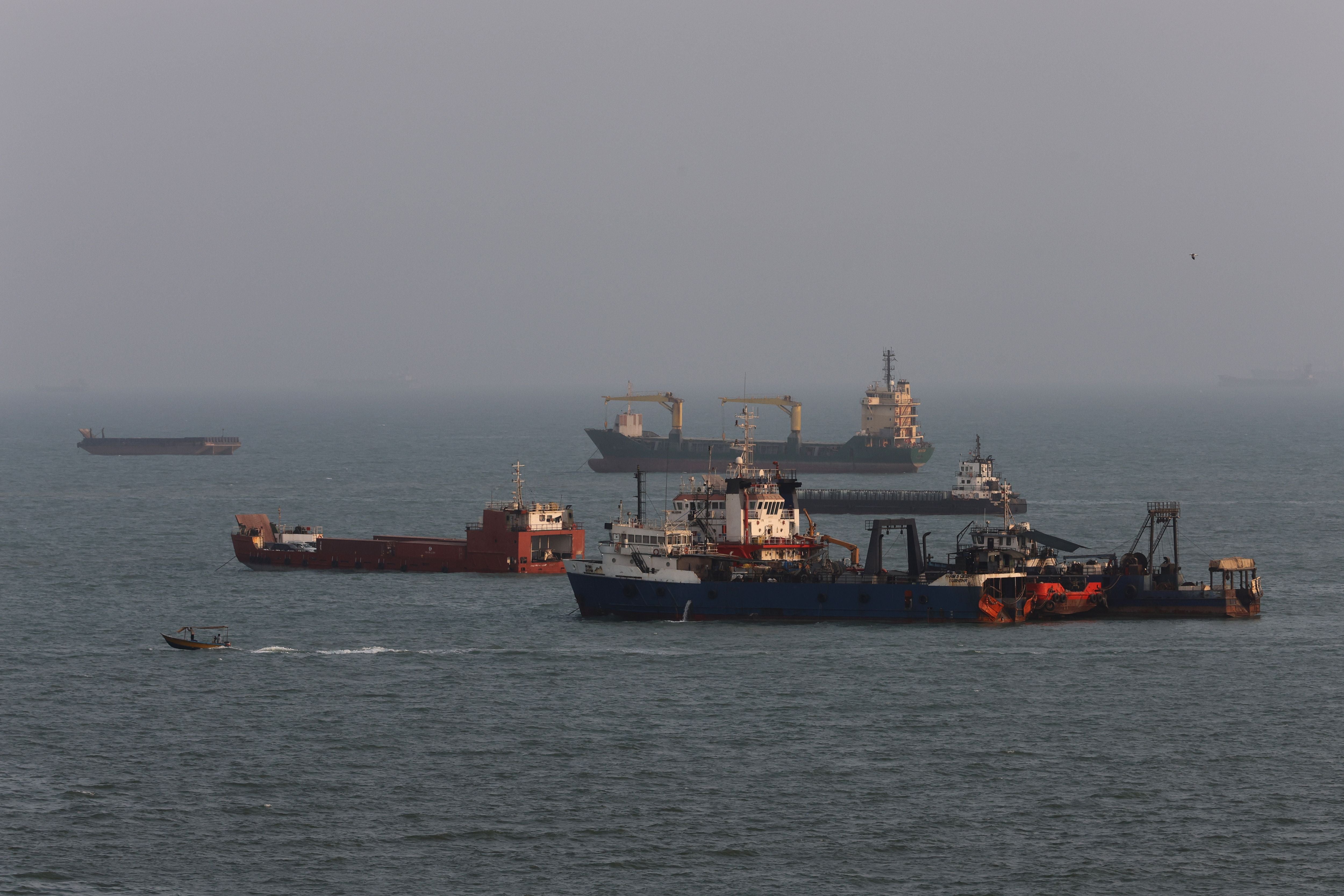 Mehrere Frachtschiffe und Boote ankern im Meer vor der Küste von Bandar Abbas, Iran.