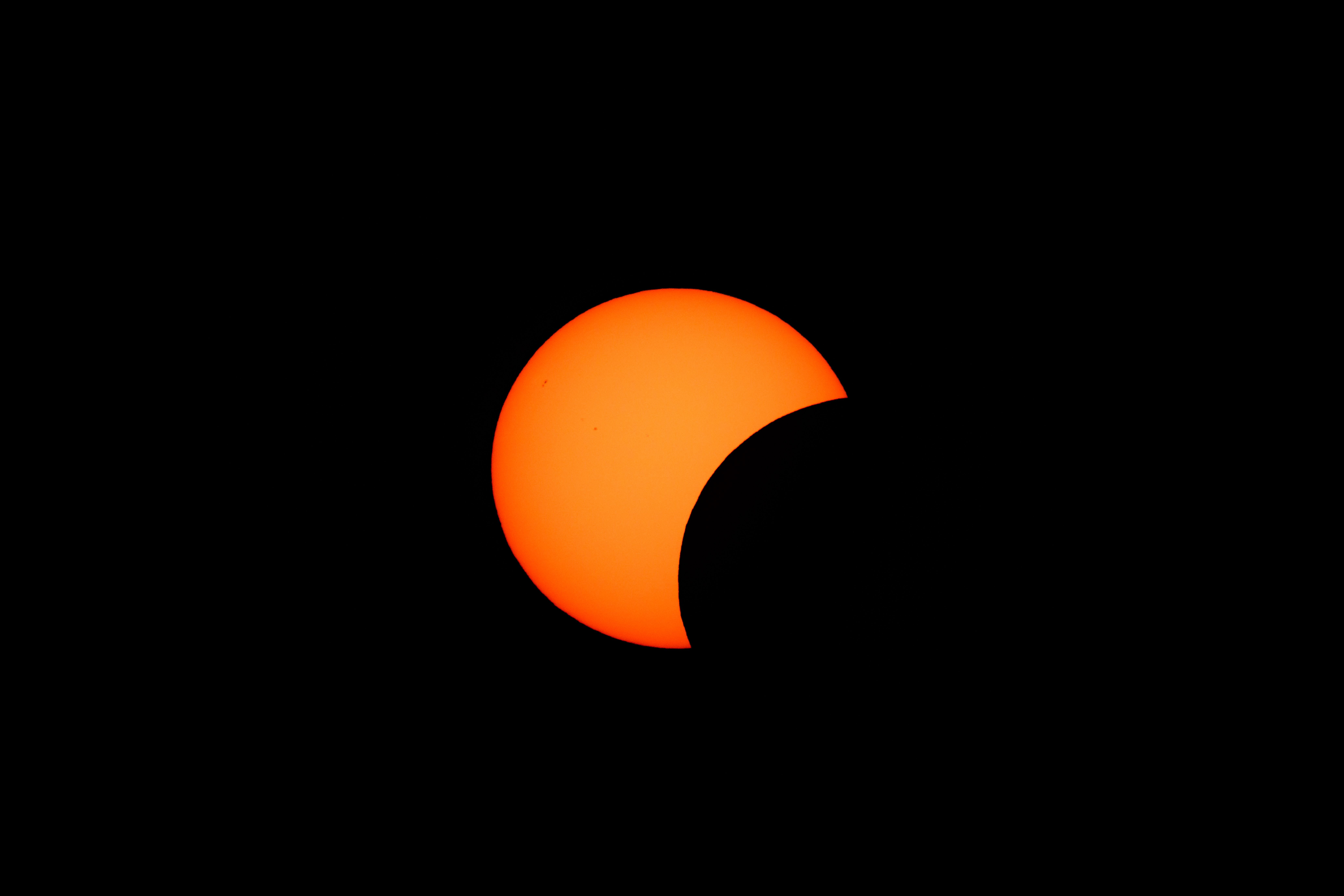 Die Sonne bei der partiellen Sonnenfinsternis am Mittwoch, 12. August 2026, über der Sophienalpe in Wien.