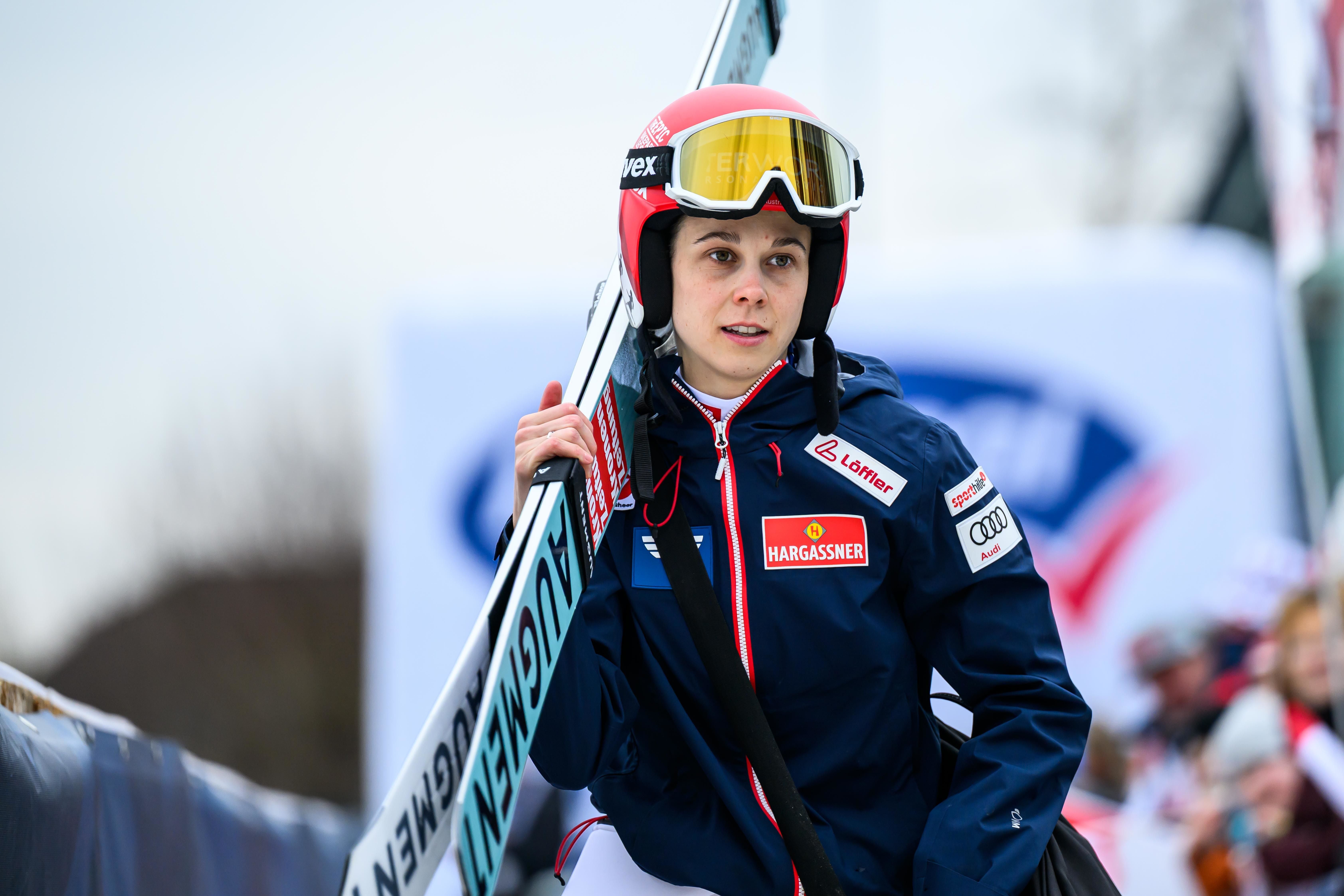 Frau mit Skisprung-Latten