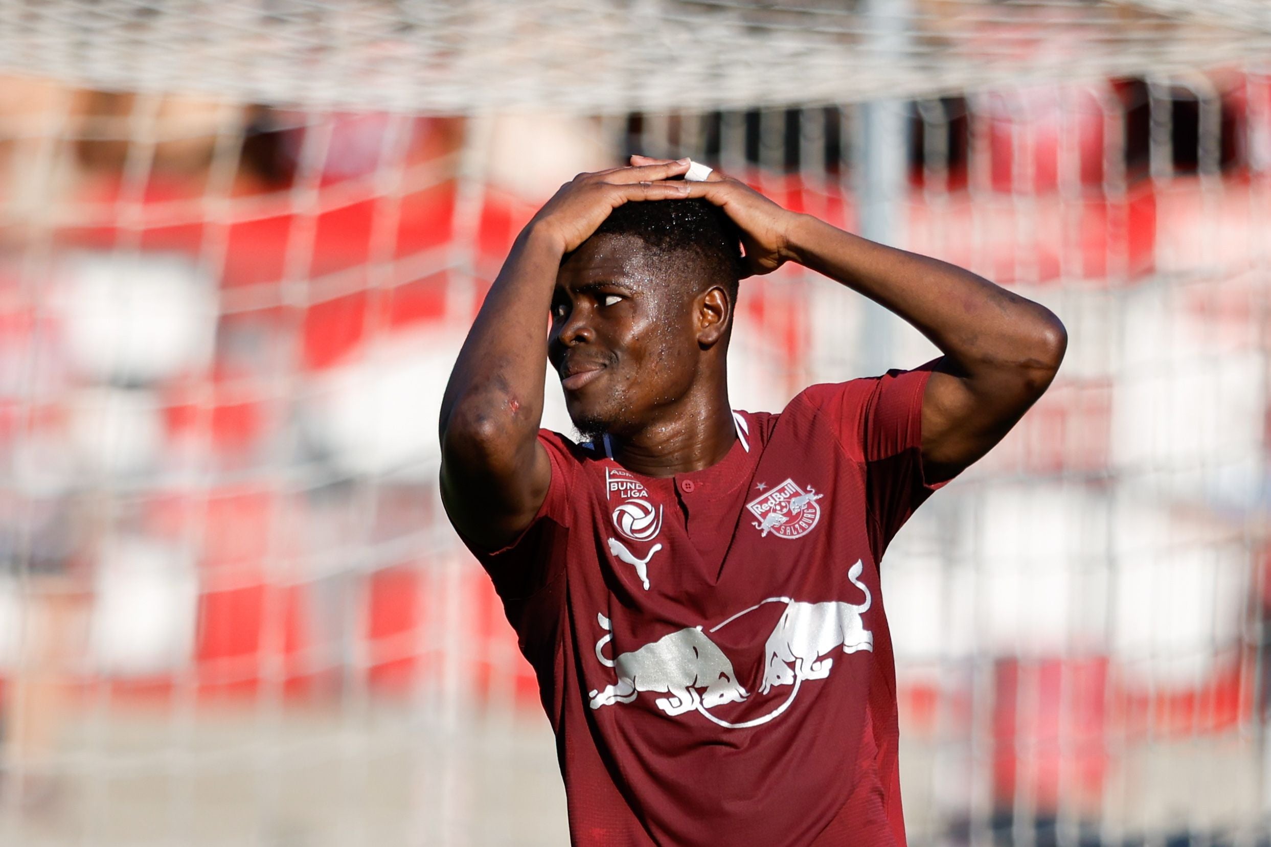 Ein Fußballspieler von Red Bull Salzburg steht enttäuscht mit den Händen auf dem Kopf vor dem Tor.