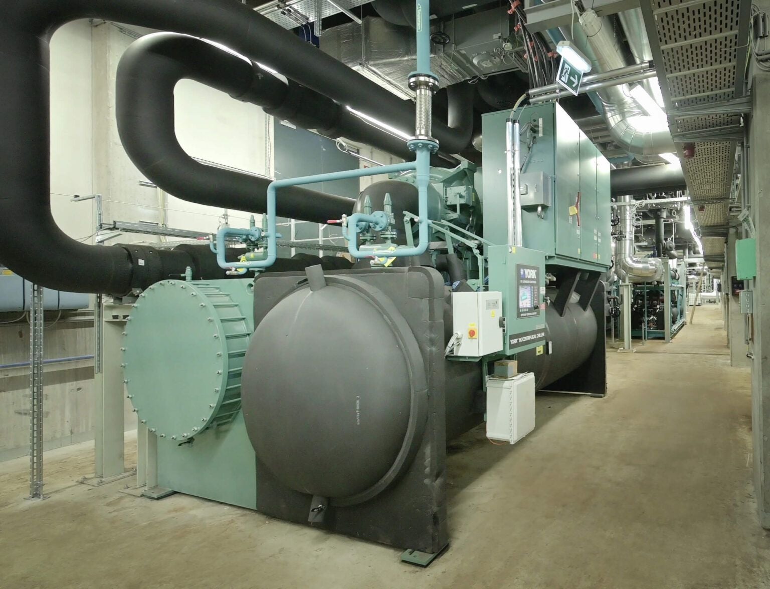 Große Industriemaschine mit Rohren in einem Fernkältewerk am Hauptbahnhof Wien.