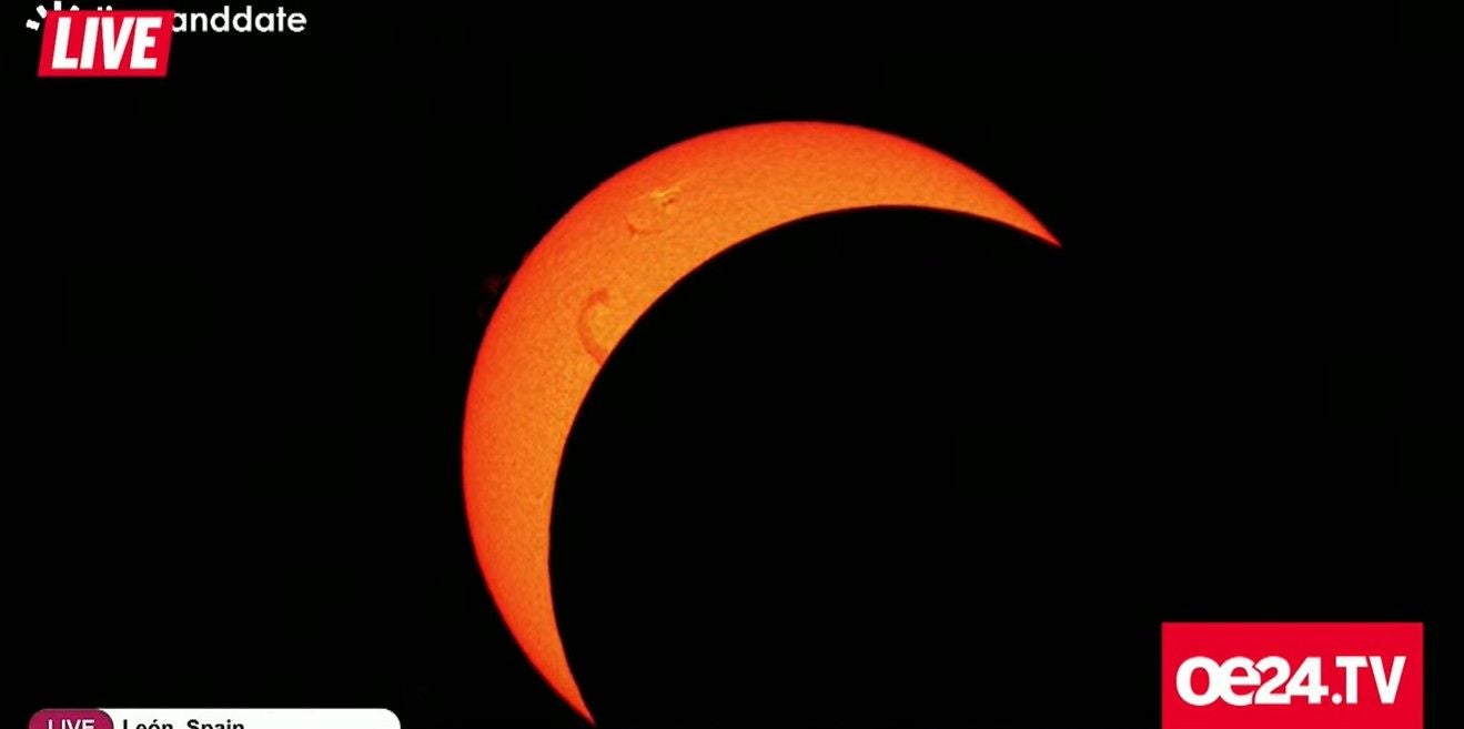 Sonnenfinsternis mit leuchtender Sichel der Sonne vor schwarzem Hintergrund in Leon, Spanien.