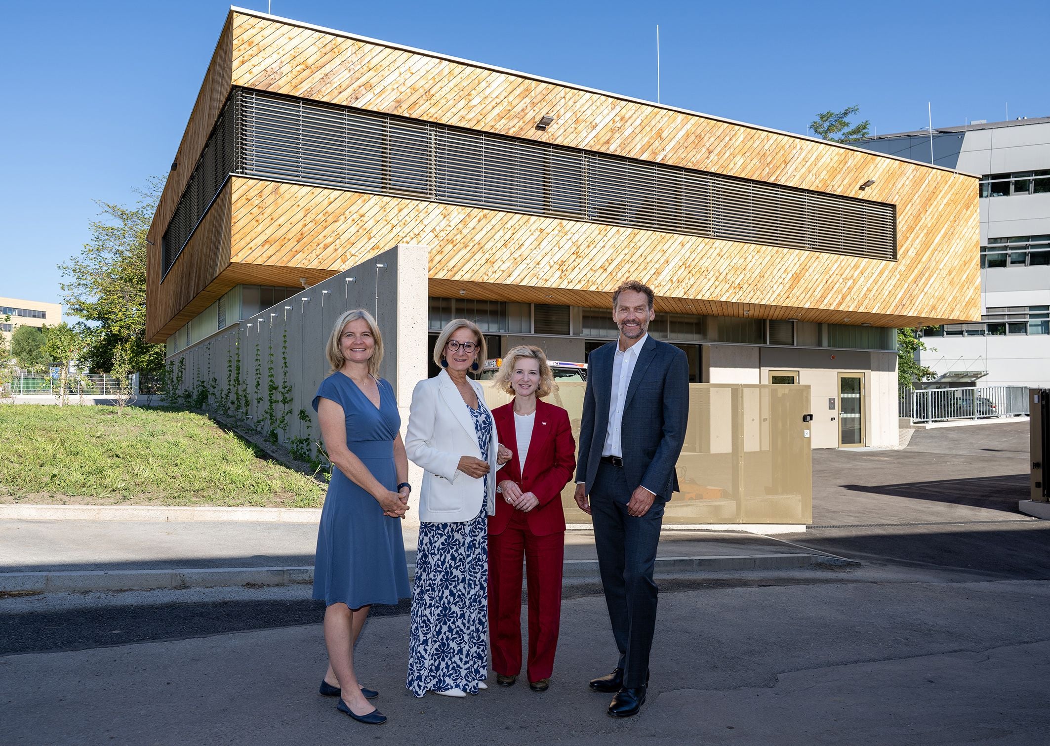 Deputy Managing Director Barbara Abraham, Landeshauptfrau Johanna Mikl-Leitner, Bundesministerin Eva-Maria Holzleitner und ISTA-Präsident Martin Hetzer vor dem neuen Wirtschaftshof (v.l.n.r.).