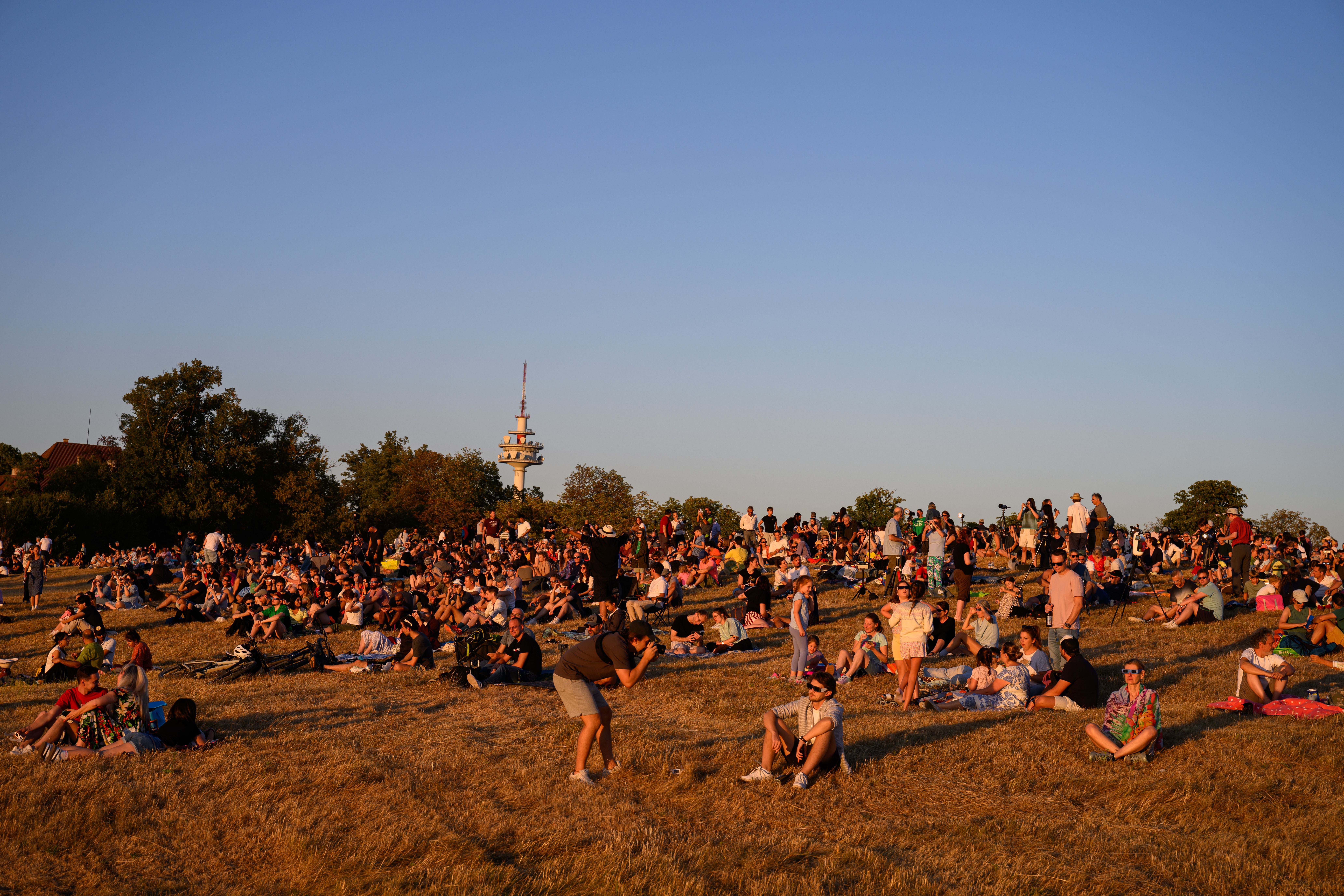 Besucher betrachten die Sonne im Rahmen einer partiellen Sonnenfinsternis am Mittwoch, 12. August 2026, auf der Sophienalpe in Wien.